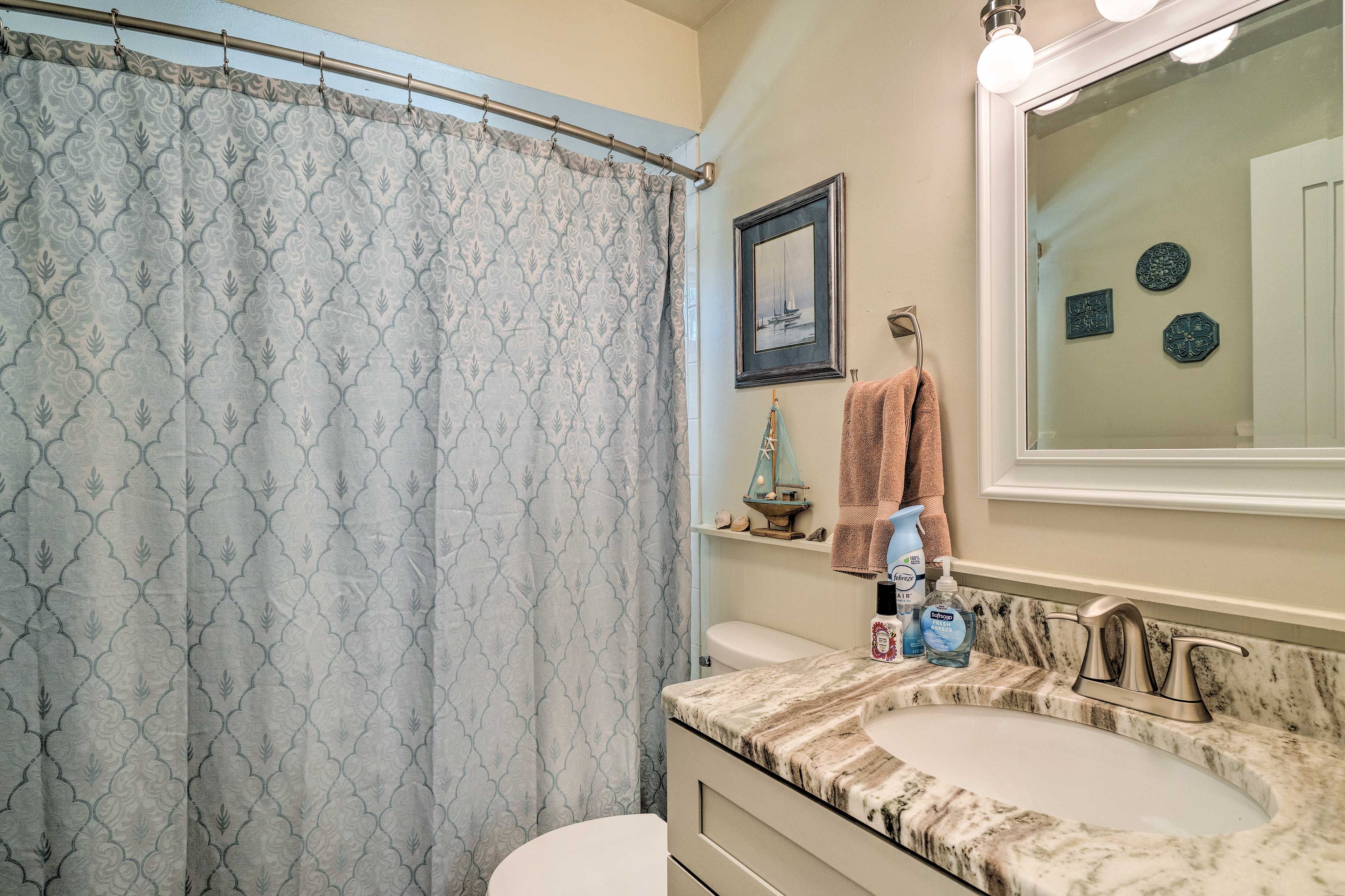 Full Bathroom | Towels Provided | Hair Dryer
