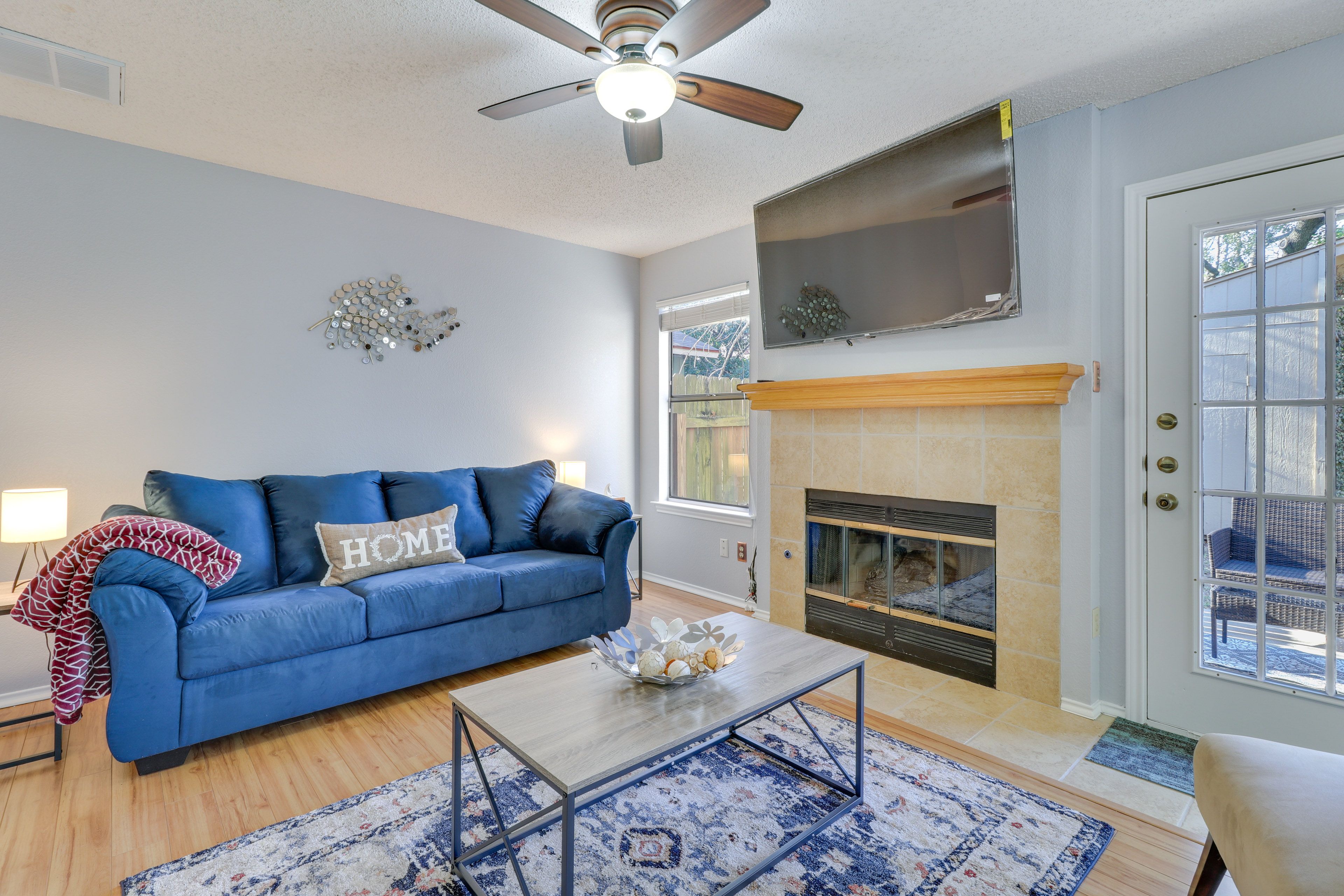 Living Room | Smart TV | Gas Fireplace | Laptop-Friendly Workspace