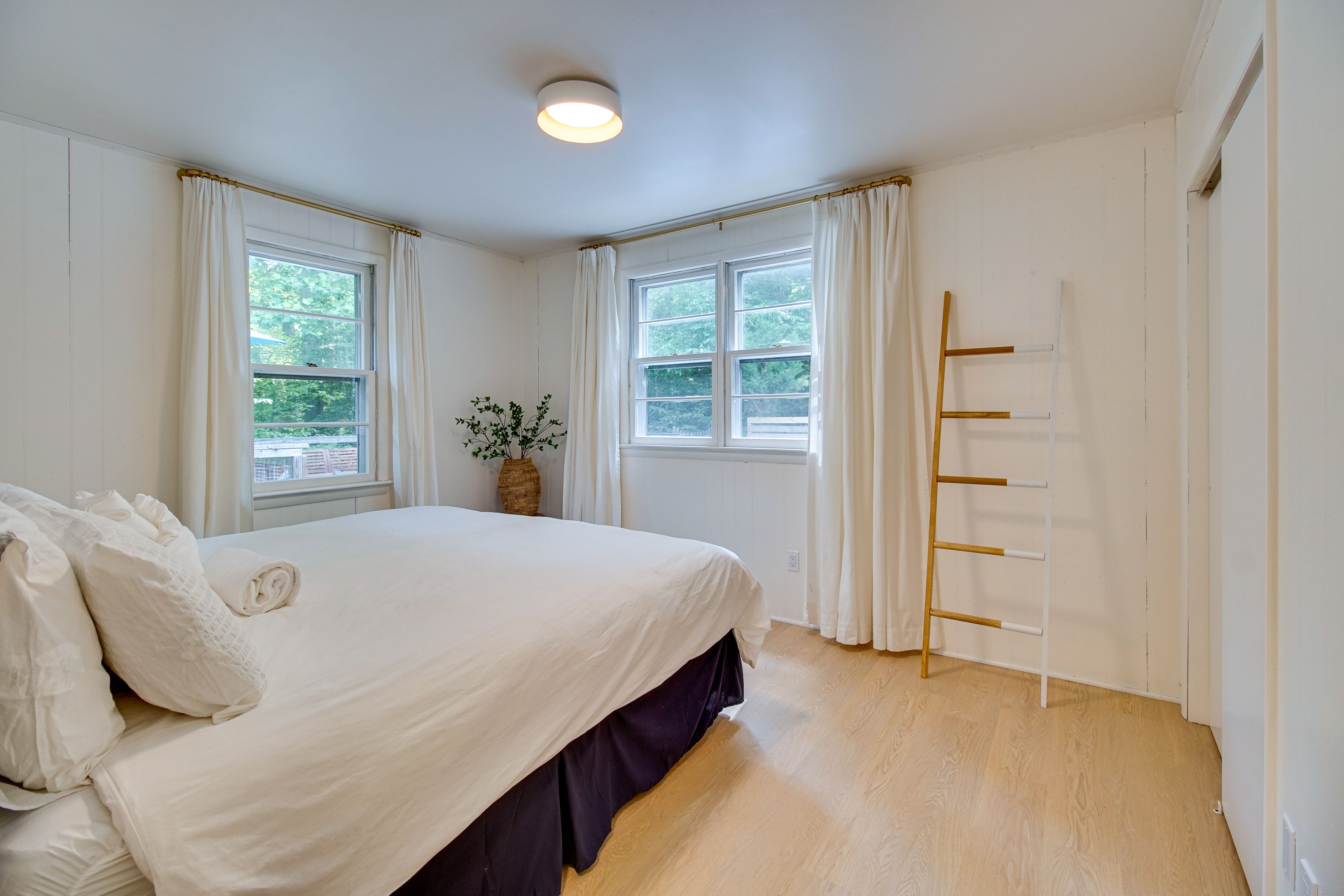 Bedroom 1 | King Bed