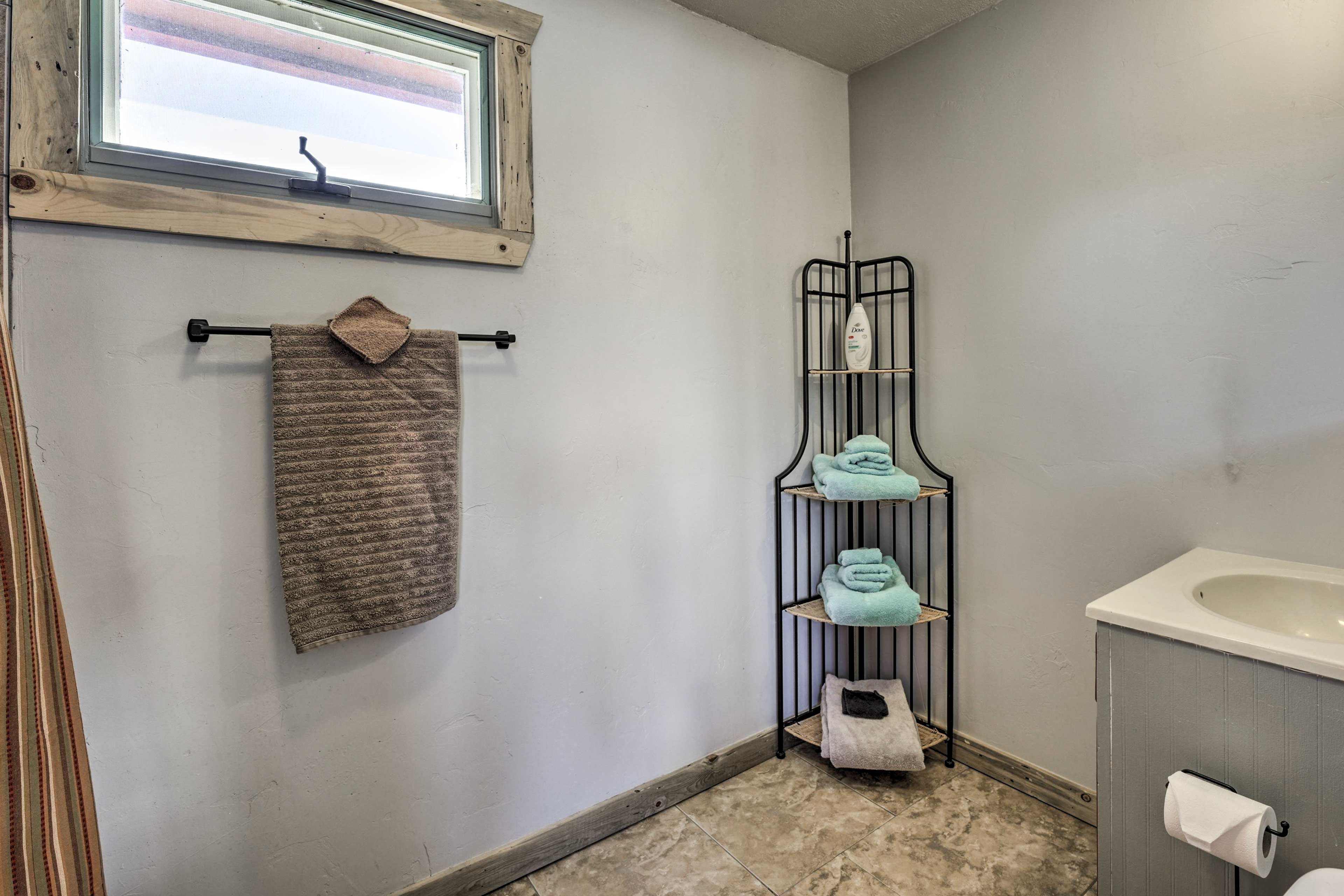 Full Bathroom | Towels Provided | Complimentary Toiletries