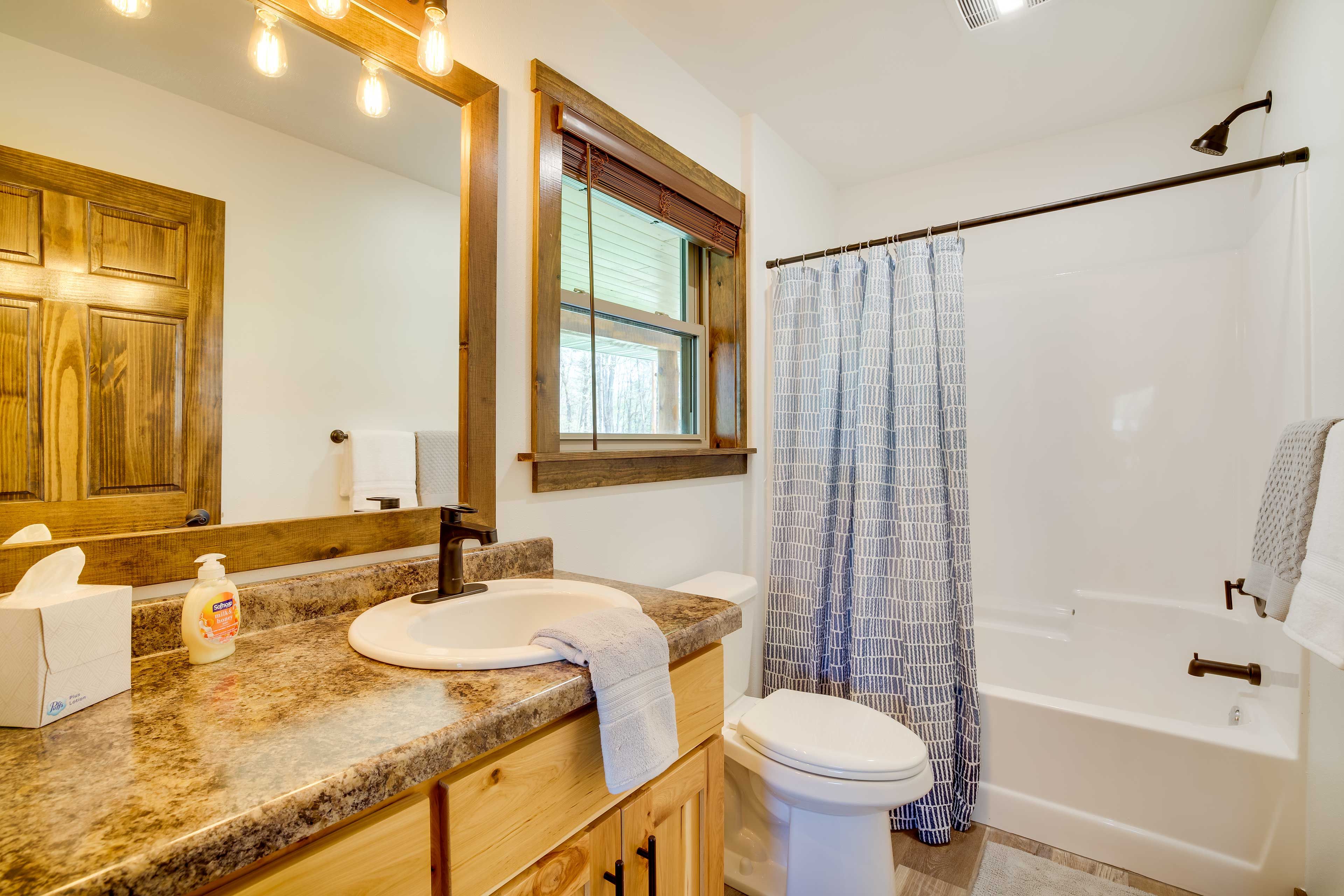 En-Suite Bathroom | Towels Provided | Complimentary Toiletries