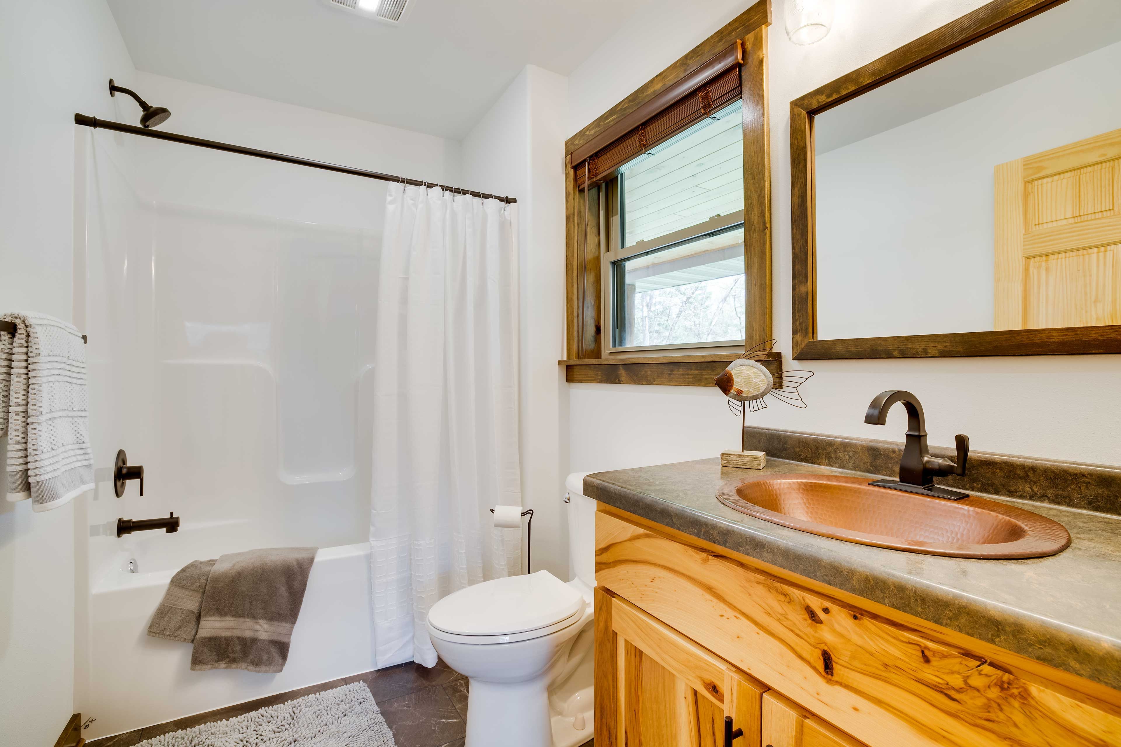 En-Suite Bathroom | Towels Provided | Complimentary Toiletries