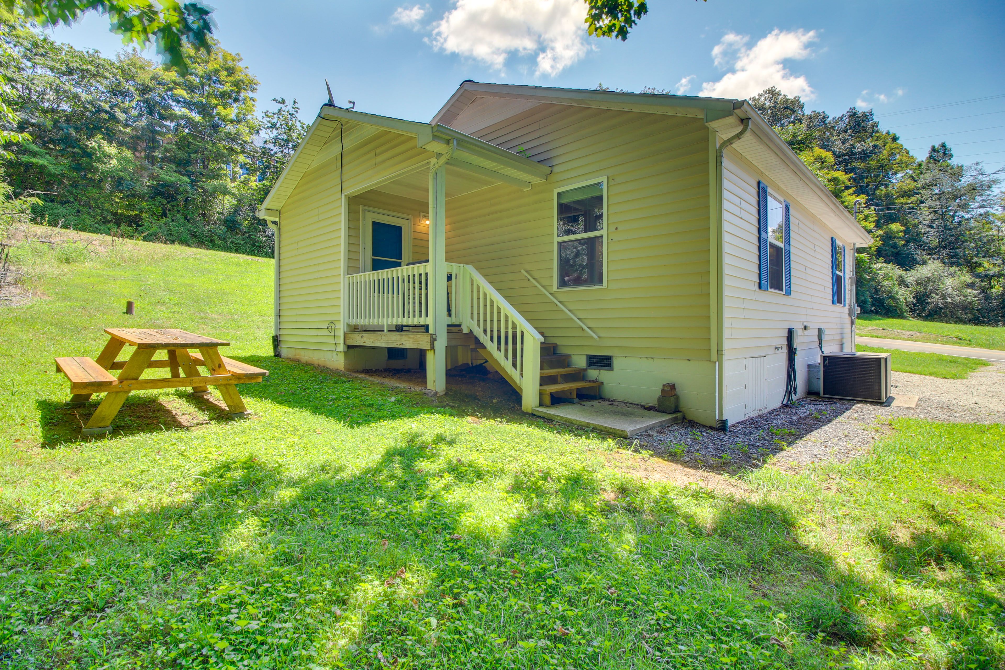 Private Yard | Picnic Table | Gas Grill