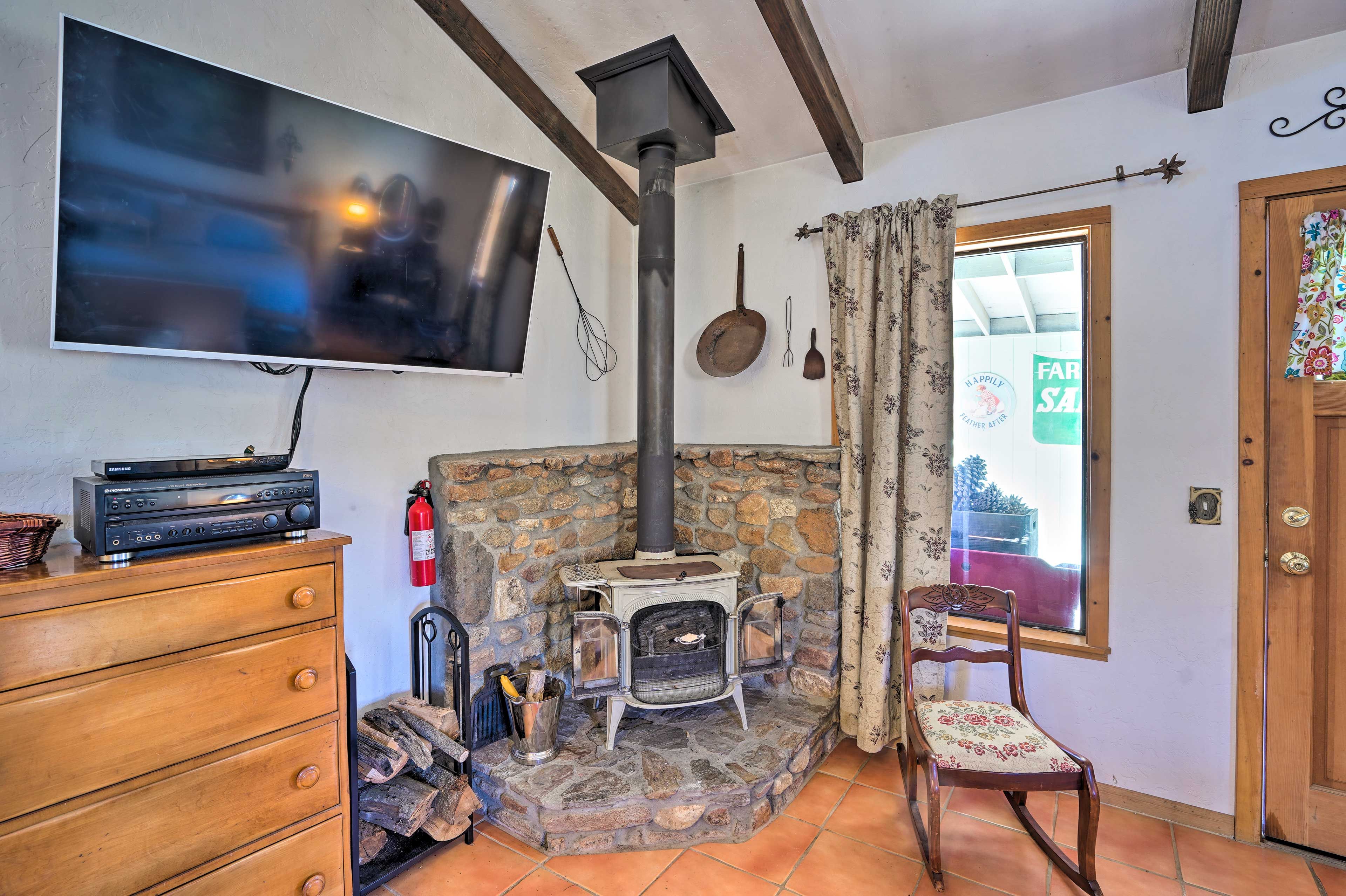 Studio | Smart TV w/ Cable | Wood-Burning Stove