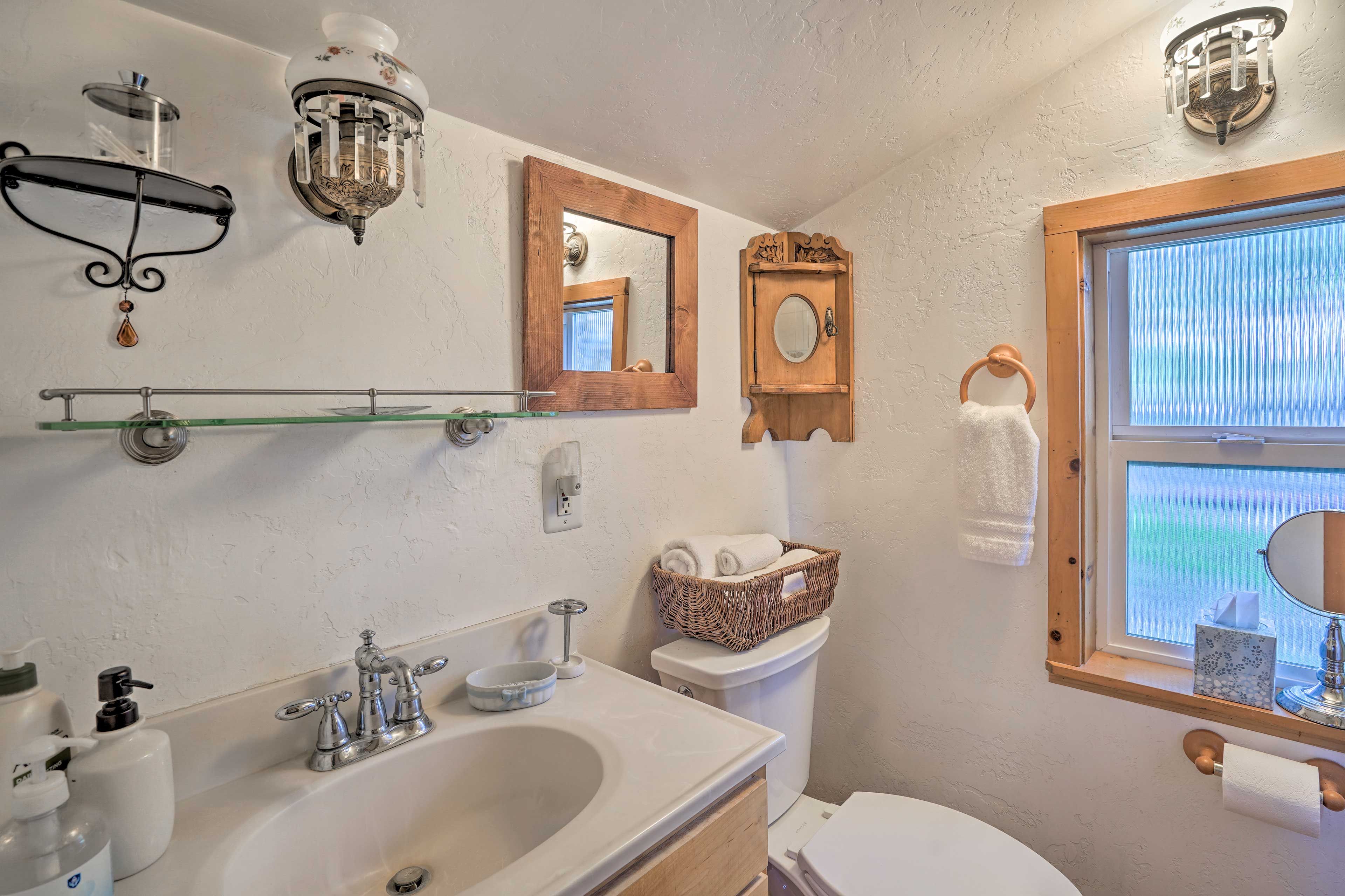 Full Bathroom | Complimentary Toiletries