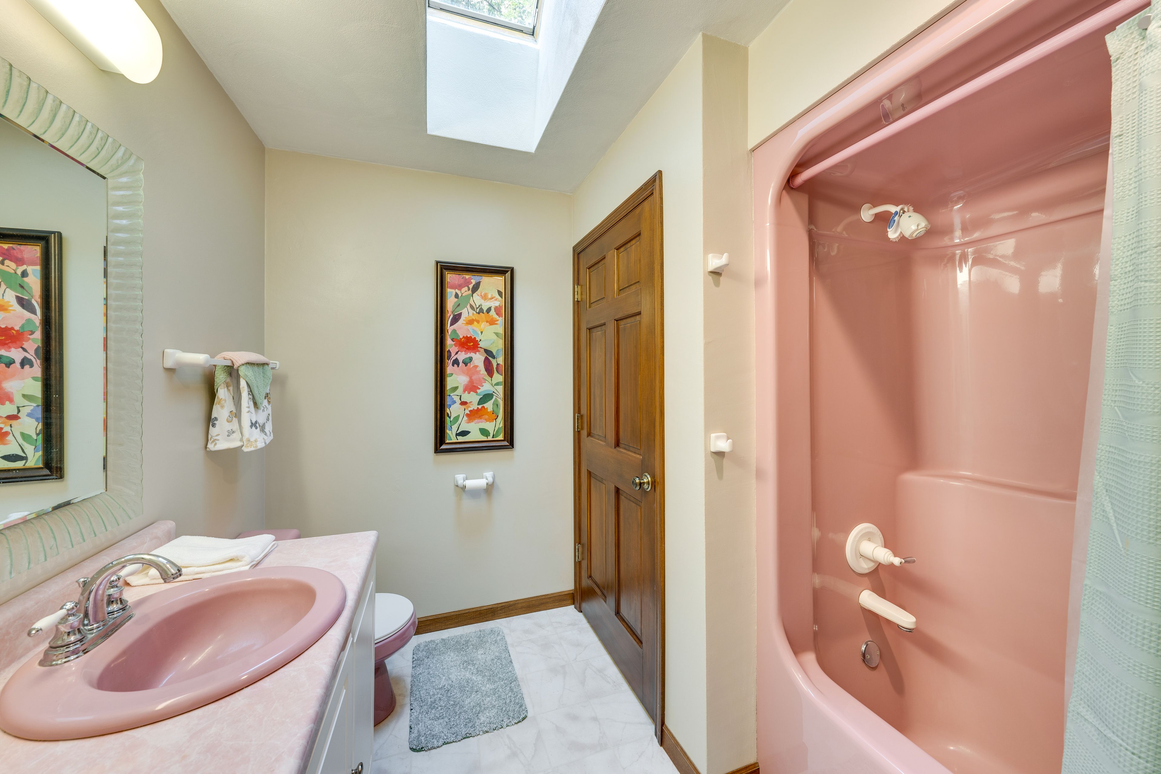 Full Bathroom | Complimentary Toiletries