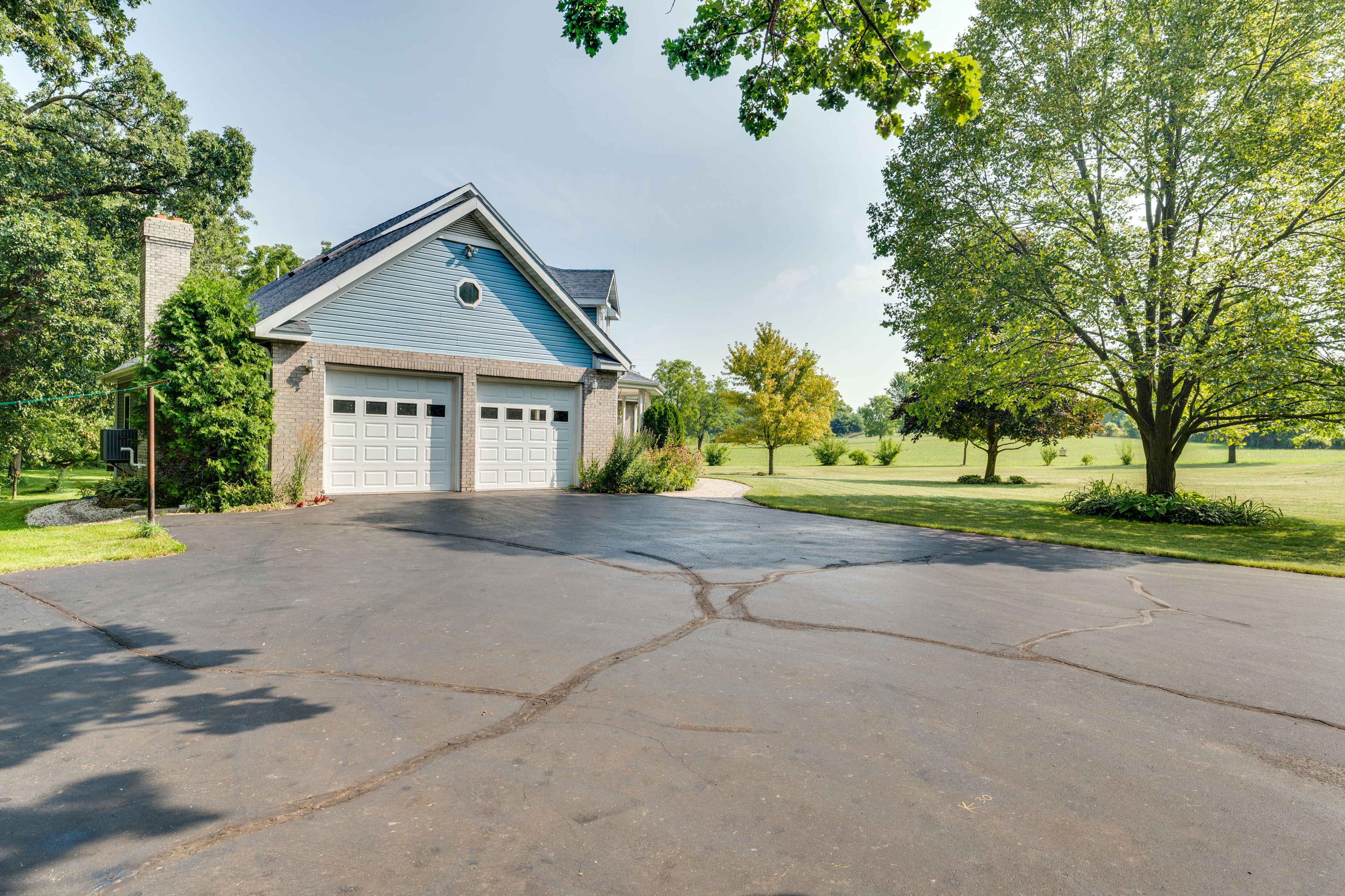 Parking | Driveway (6 Vehicles) | RV & Trailer Parking Allowed On-Site