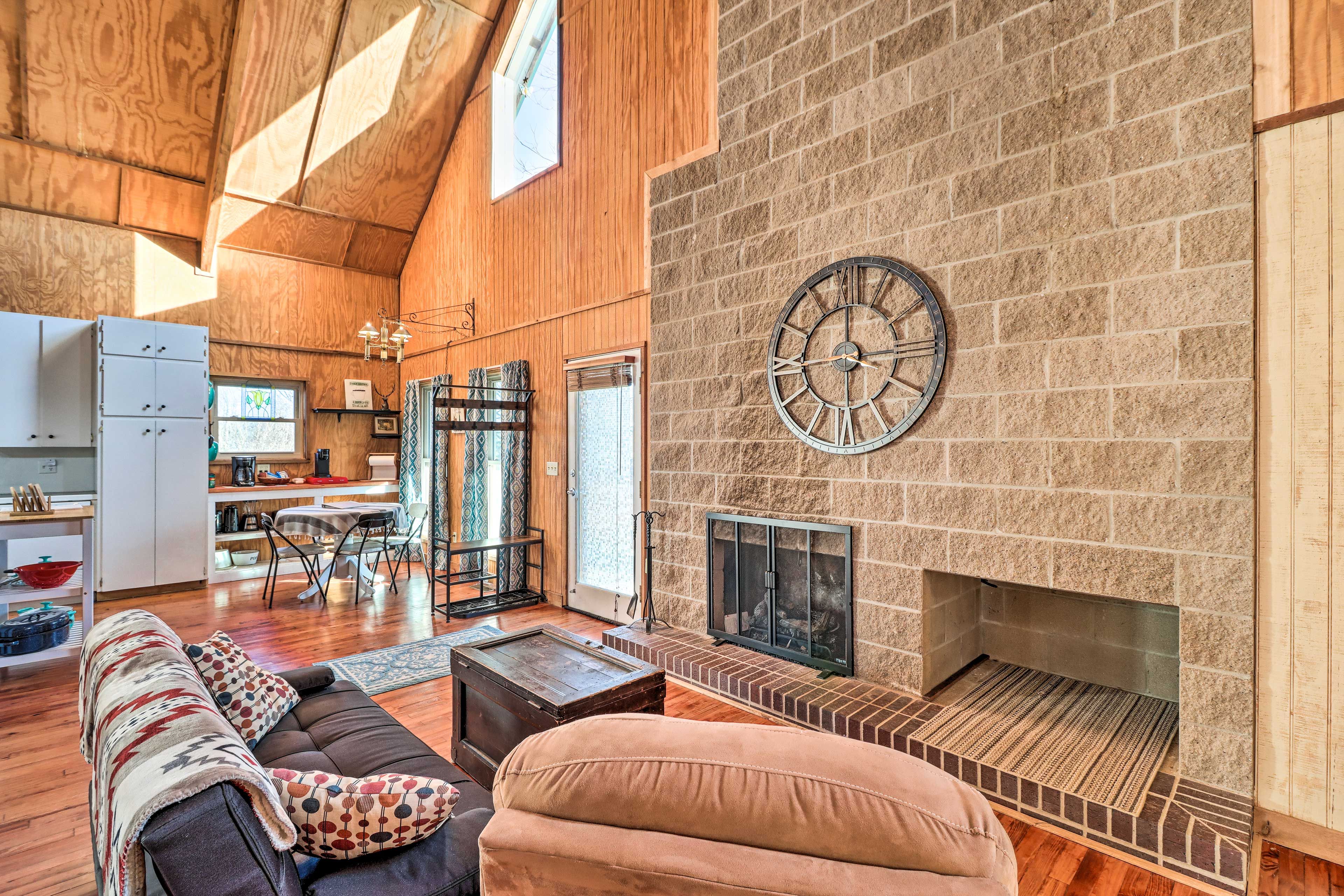 Sitting Area | 1st Floor | Fireplace