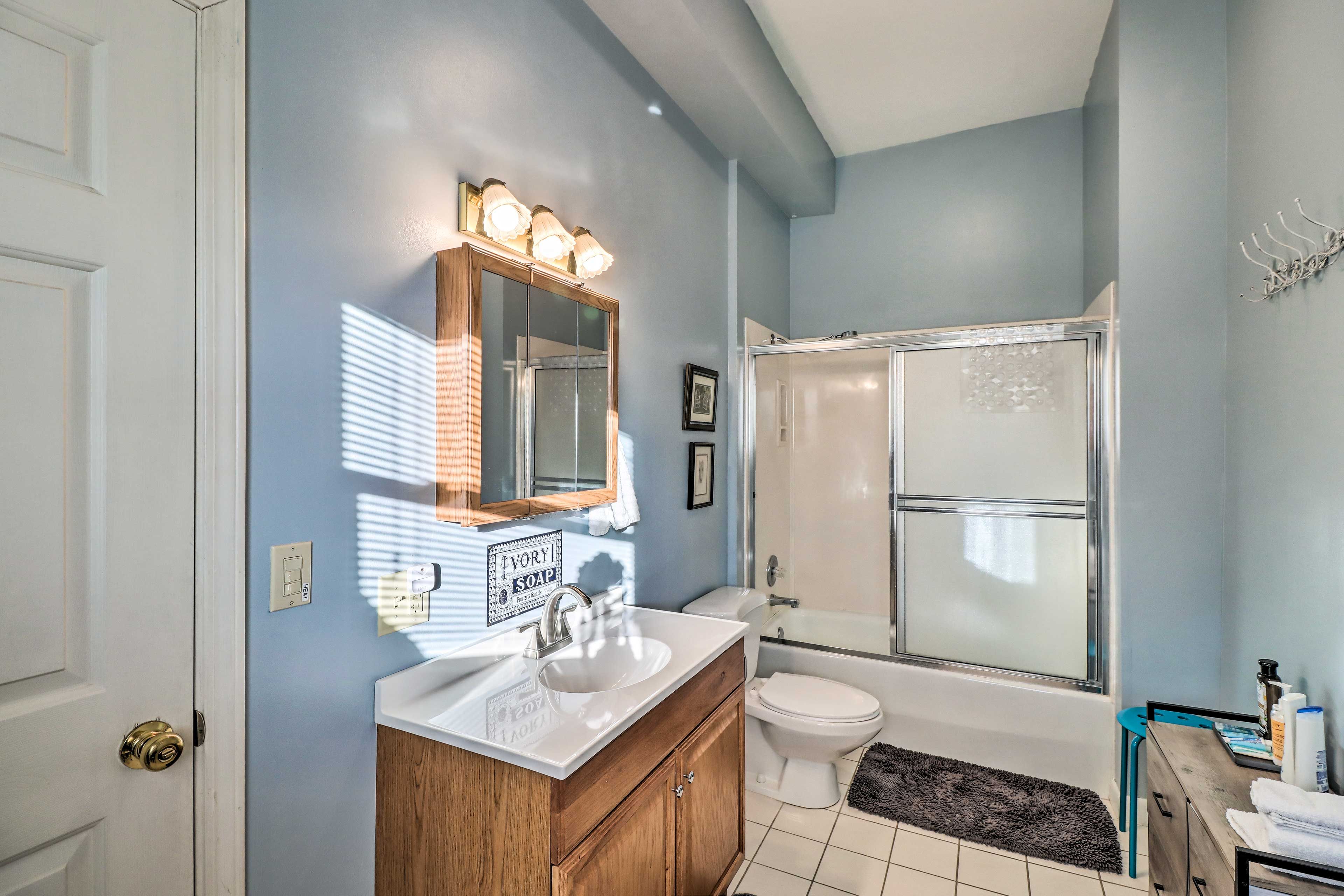 En-Suite Bathroom | 1st Floor | Complimentary Toiletries | Towels Provided