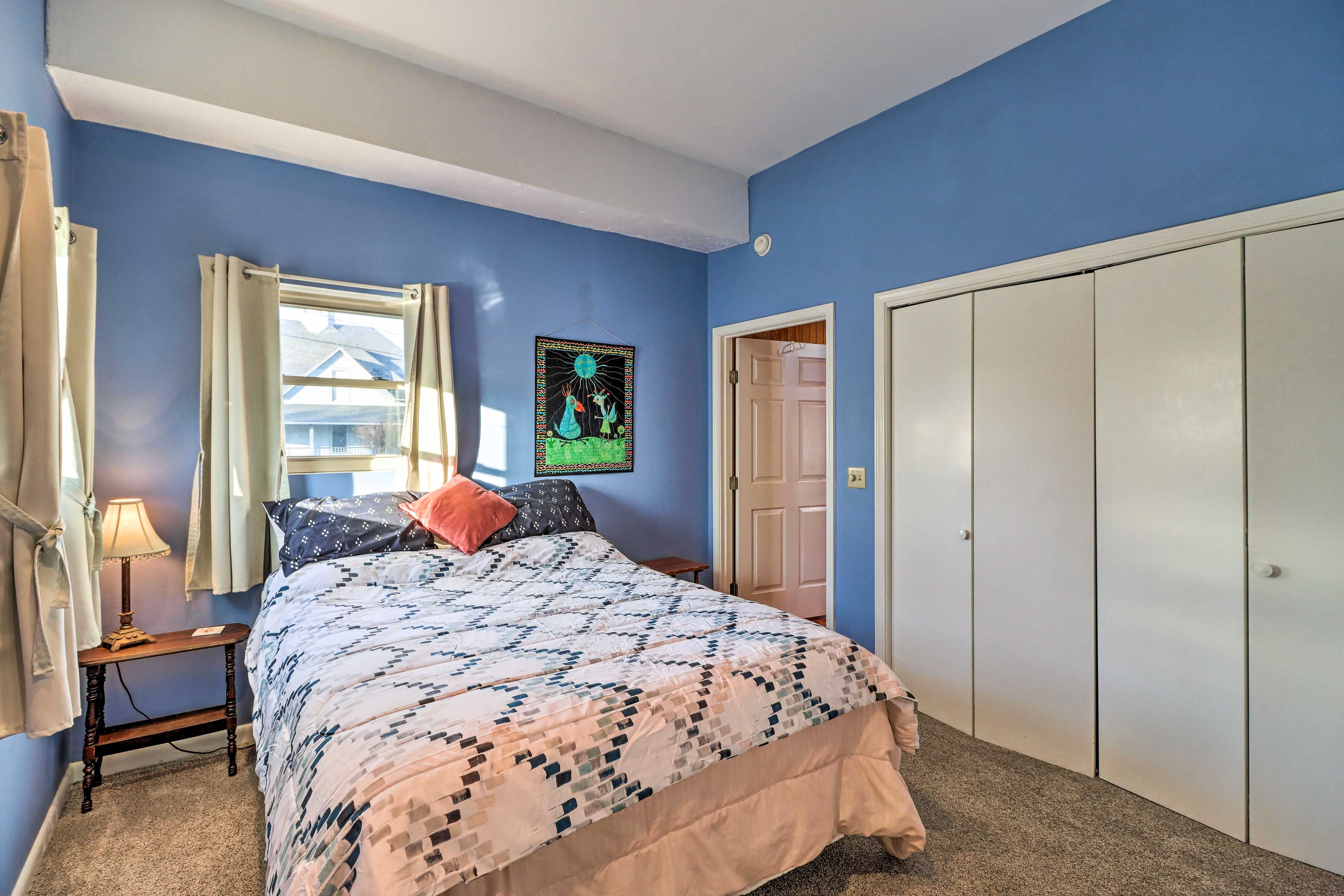 Bedroom 1 | Queen Bed | 1st Floor | Smart TV