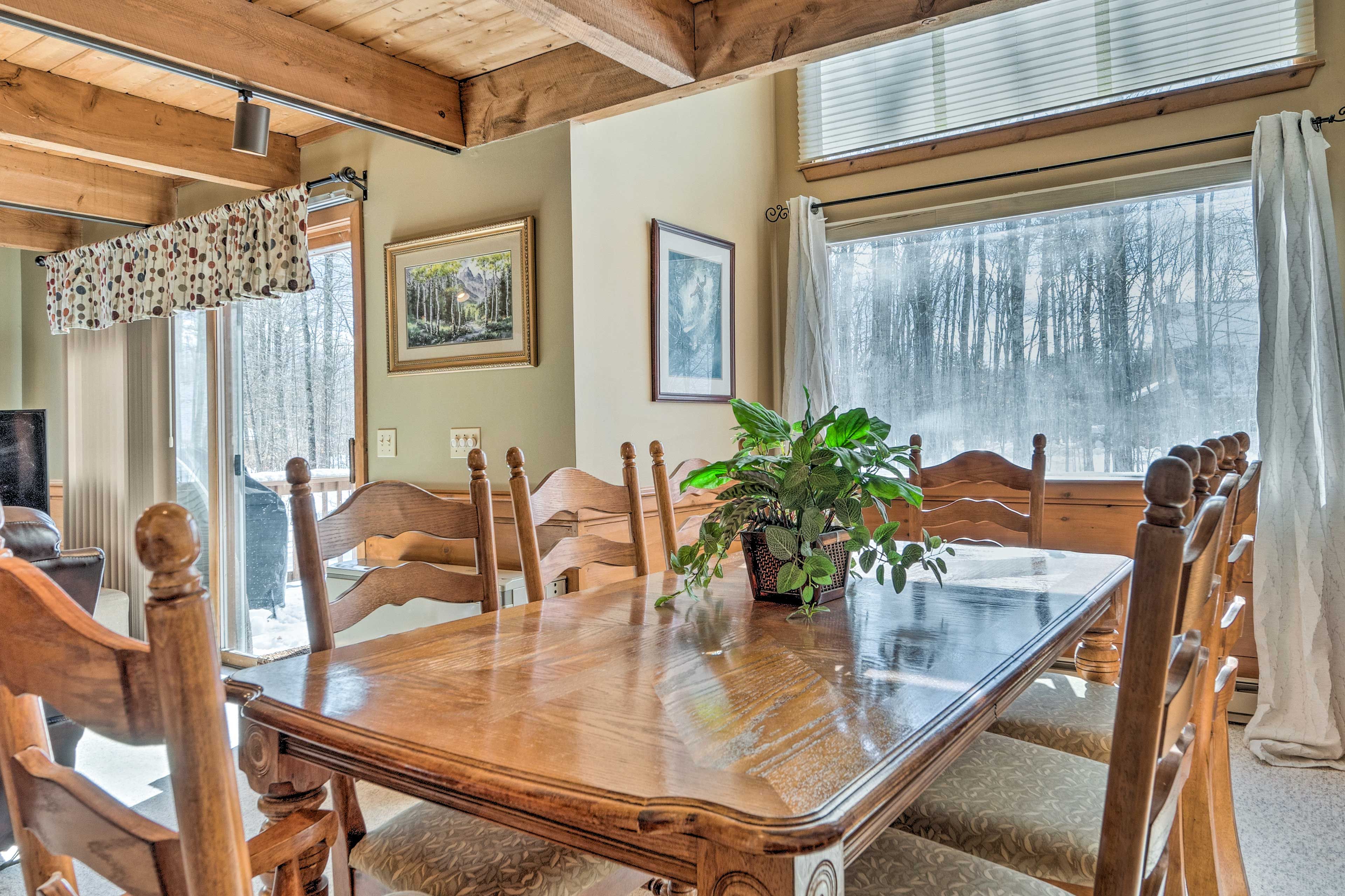Dining Area | Dishware & Flatware Provided