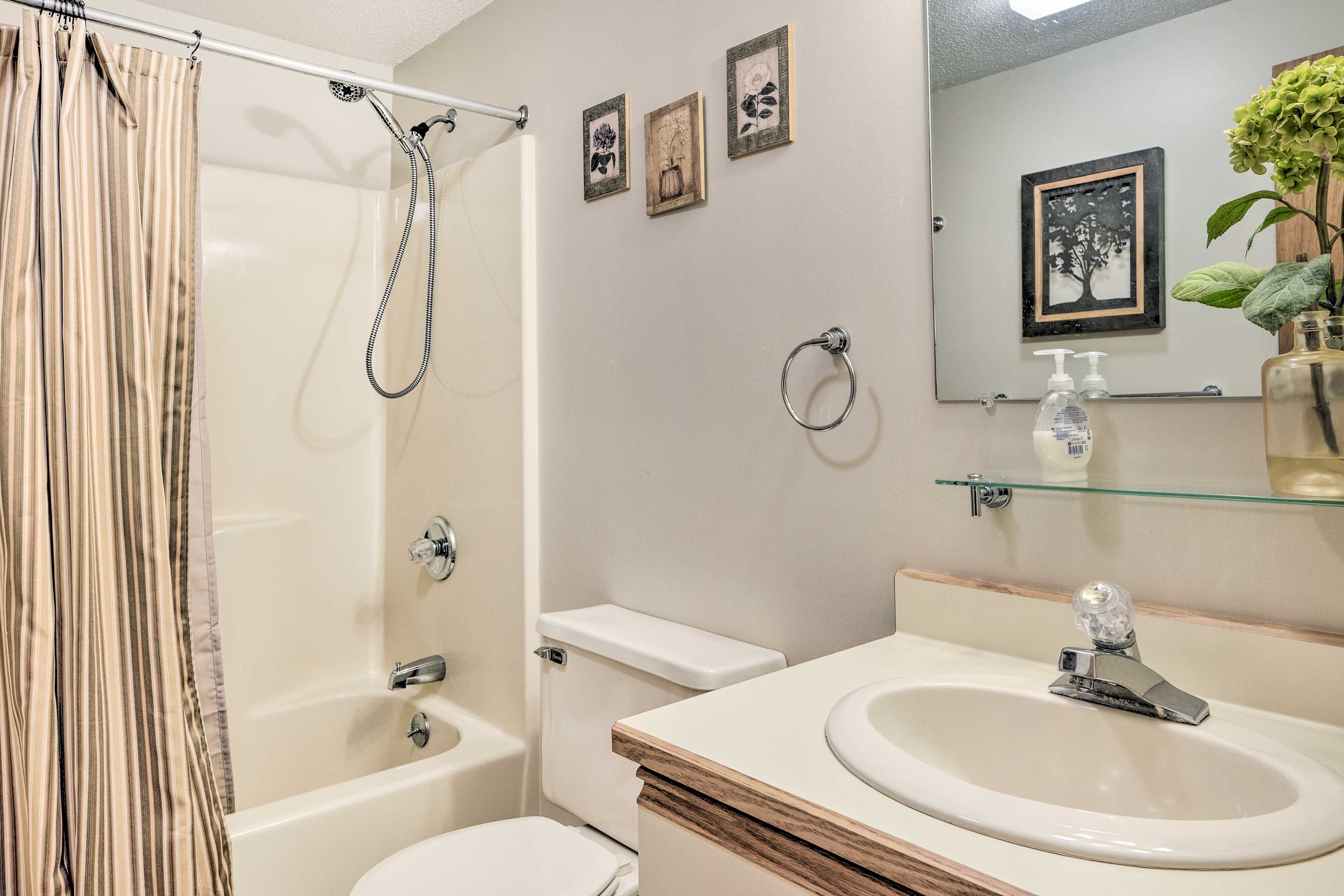 Full Bathroom | Towels Provided