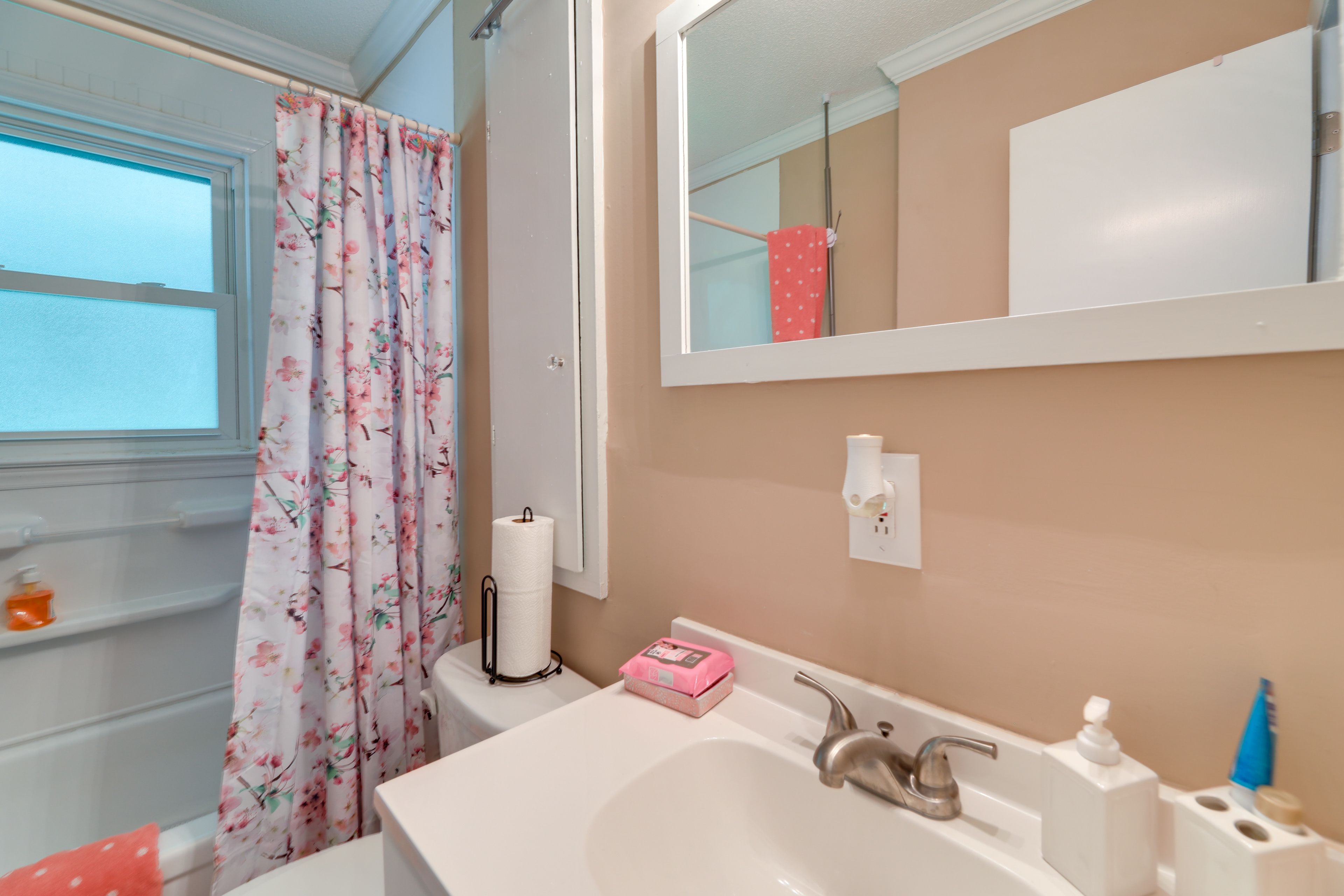 Full Bathroom | 2nd Floor | Shower/Tub Combo | Hair Dryer