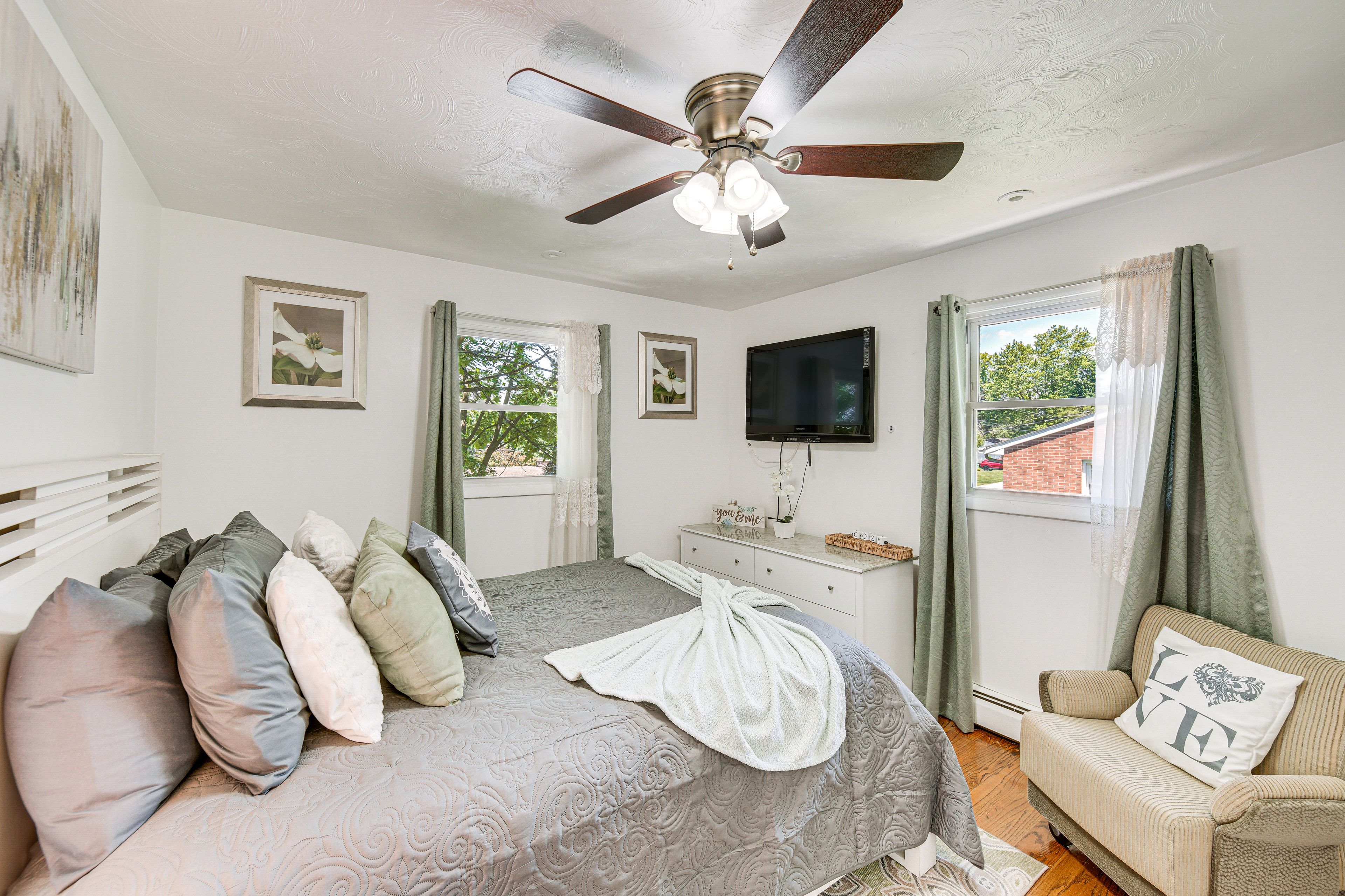 Bedroom 1 | Queen Bed