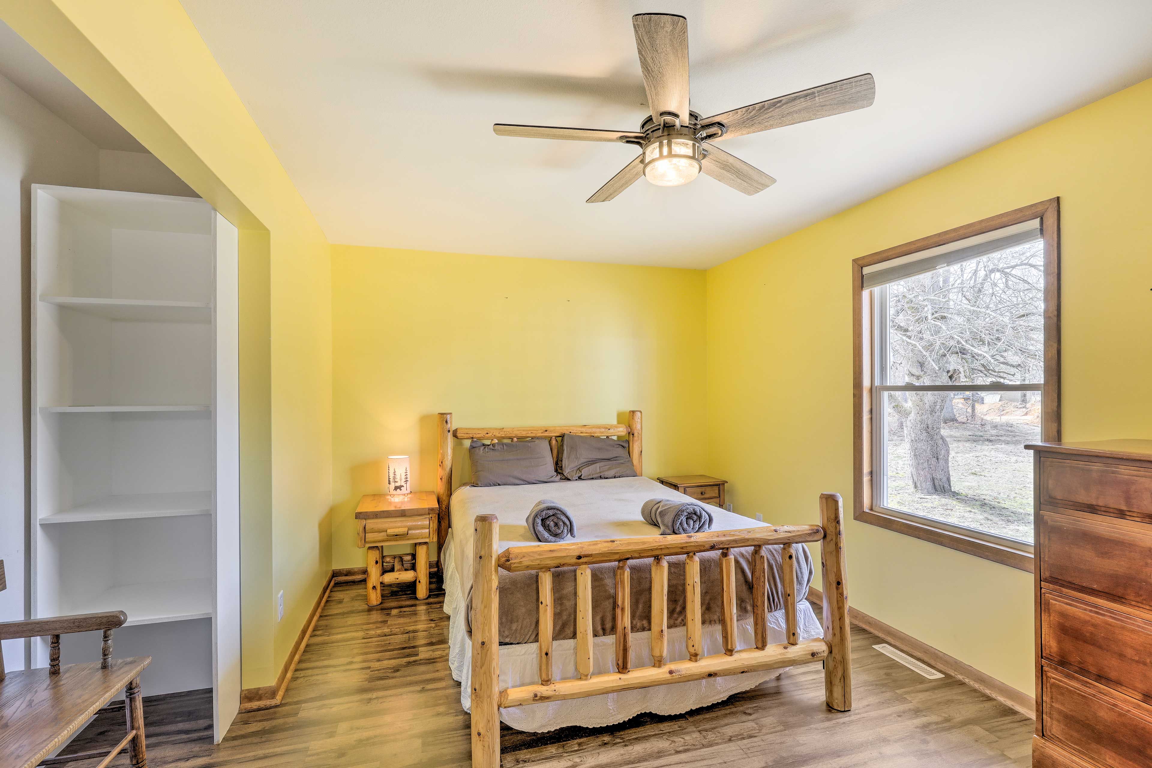 Bedroom 2 | Full Bed | Smart TV