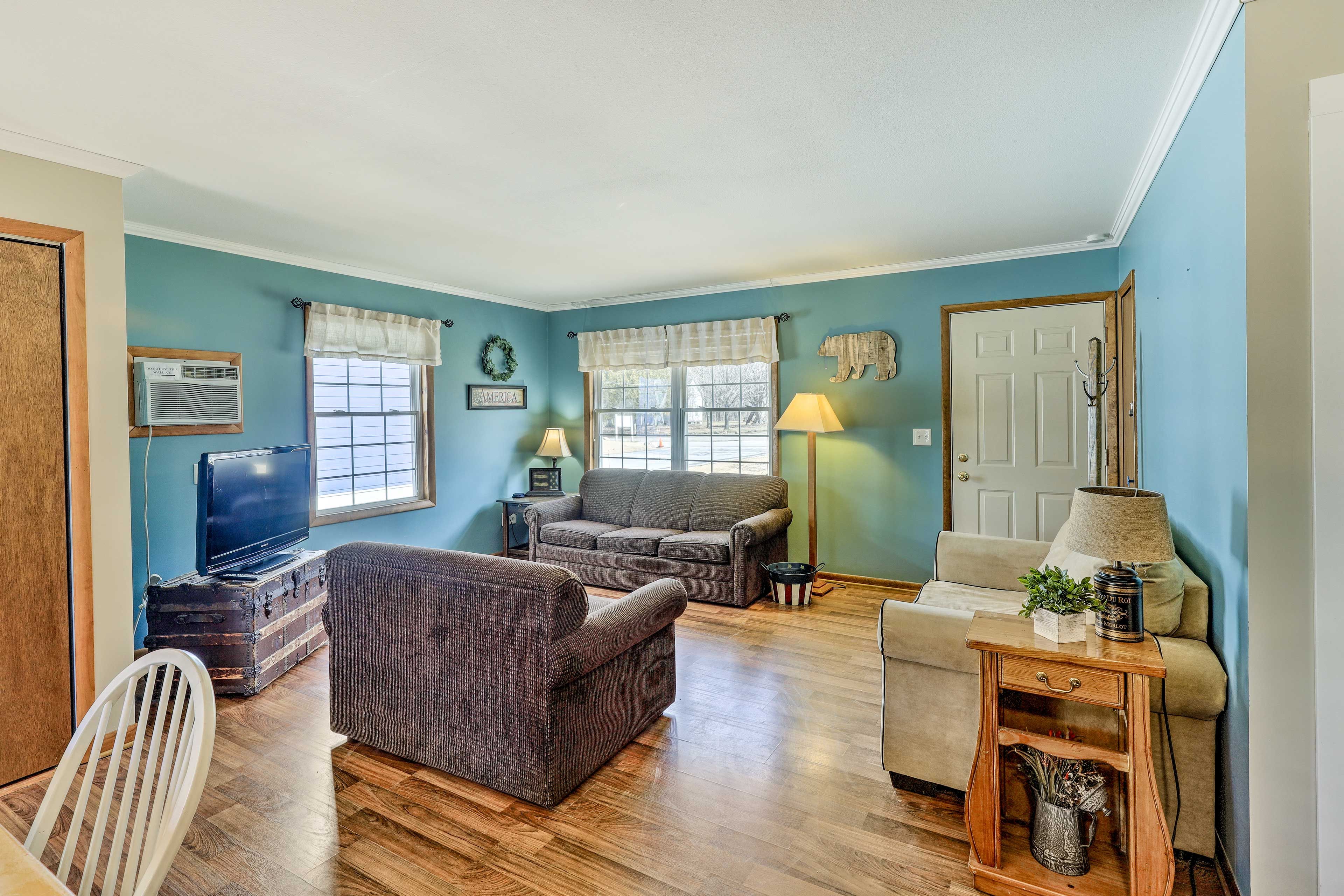 Living Room | 2 Twin Sleeper Sofas | Smart TV | WiFi | Central A/C