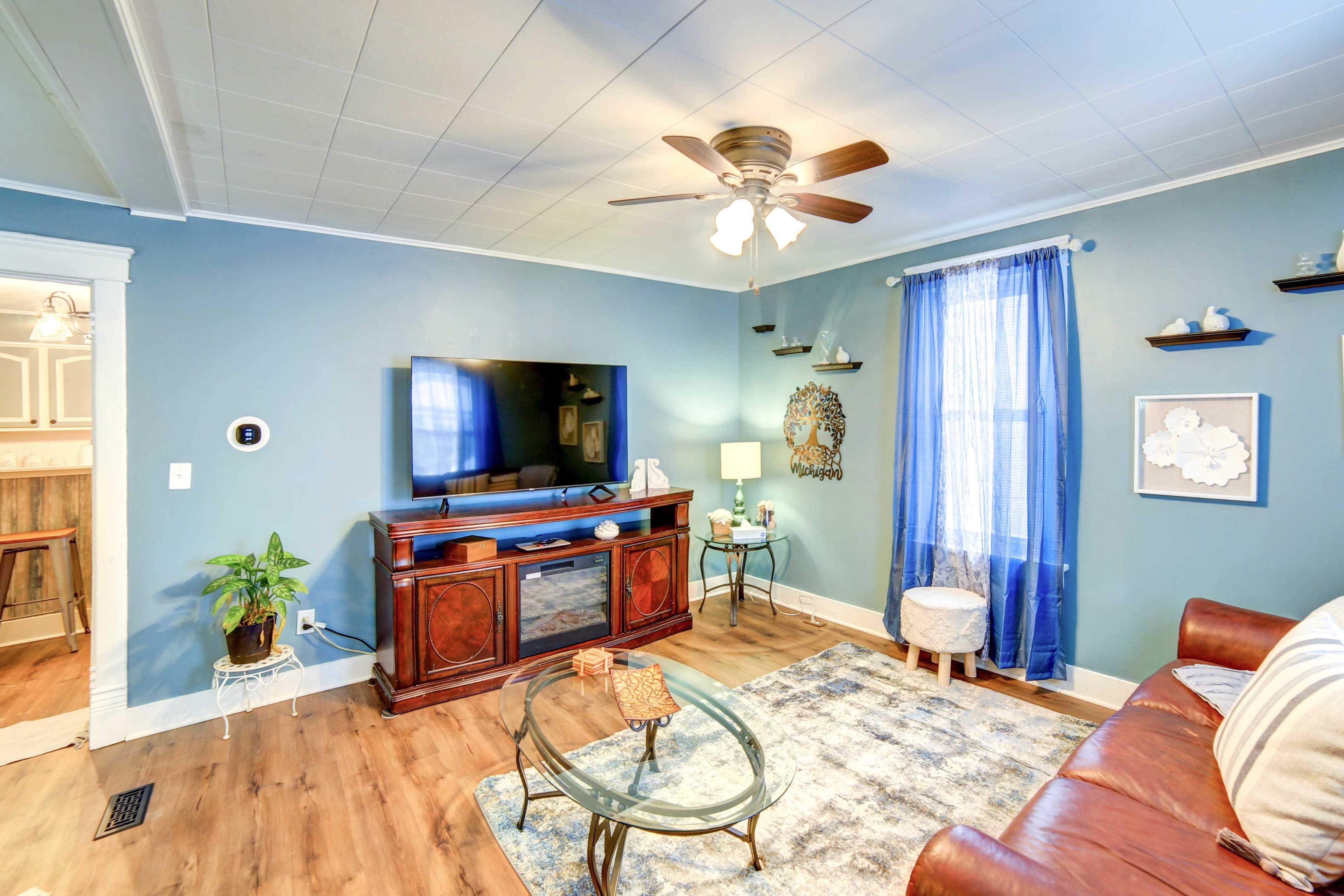 Living Room | Smart TV | Free WiFi