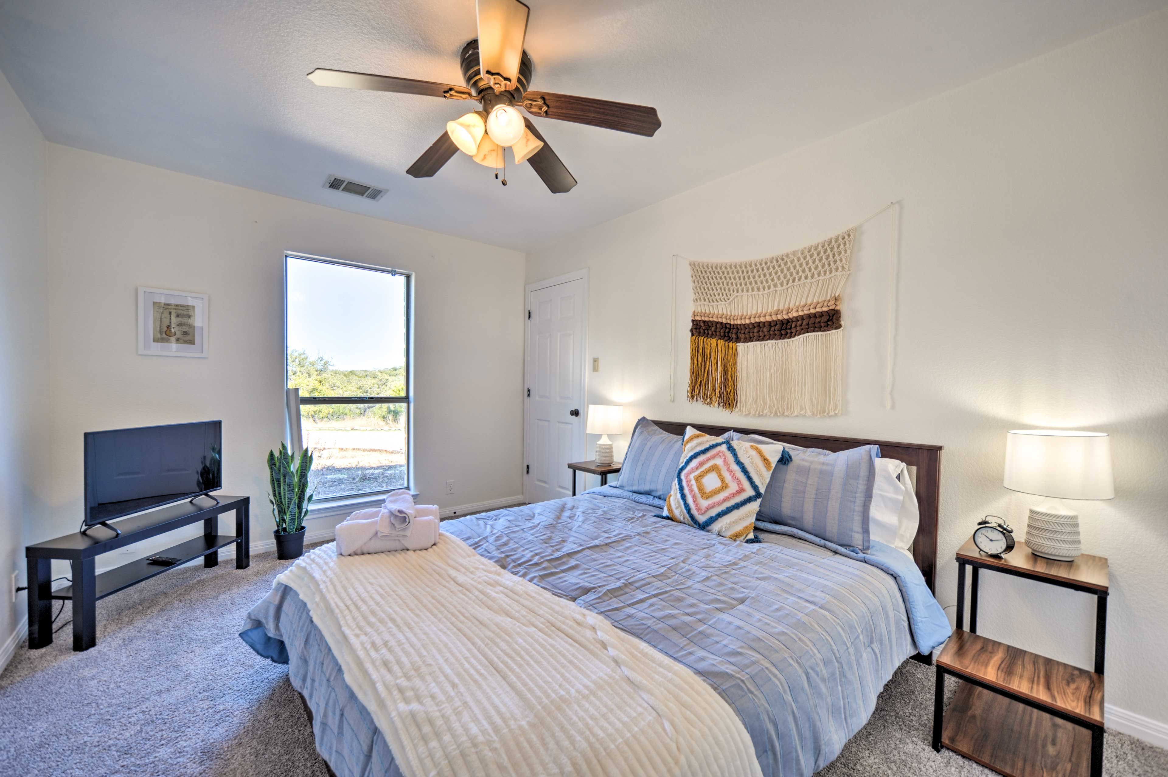 Bedroom 2 | 1st Floor | Queen Bed | Smart TV w/ Cable