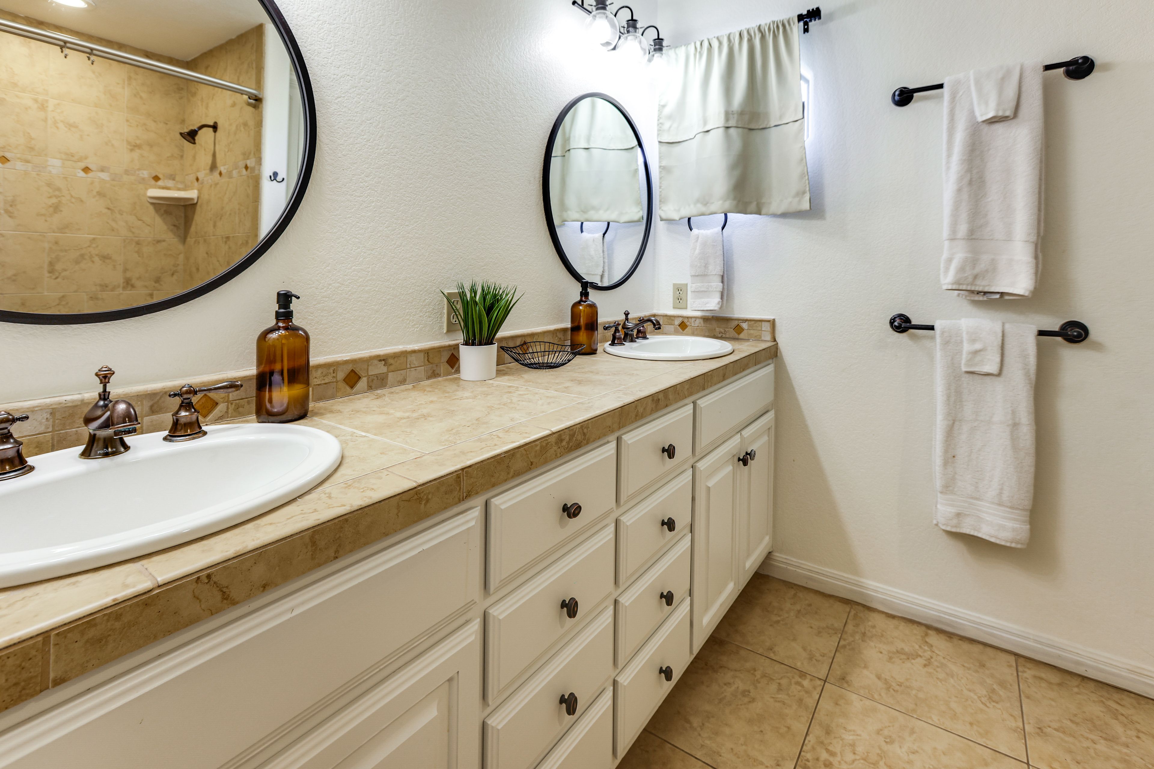 Full Bathroom | Upper Level