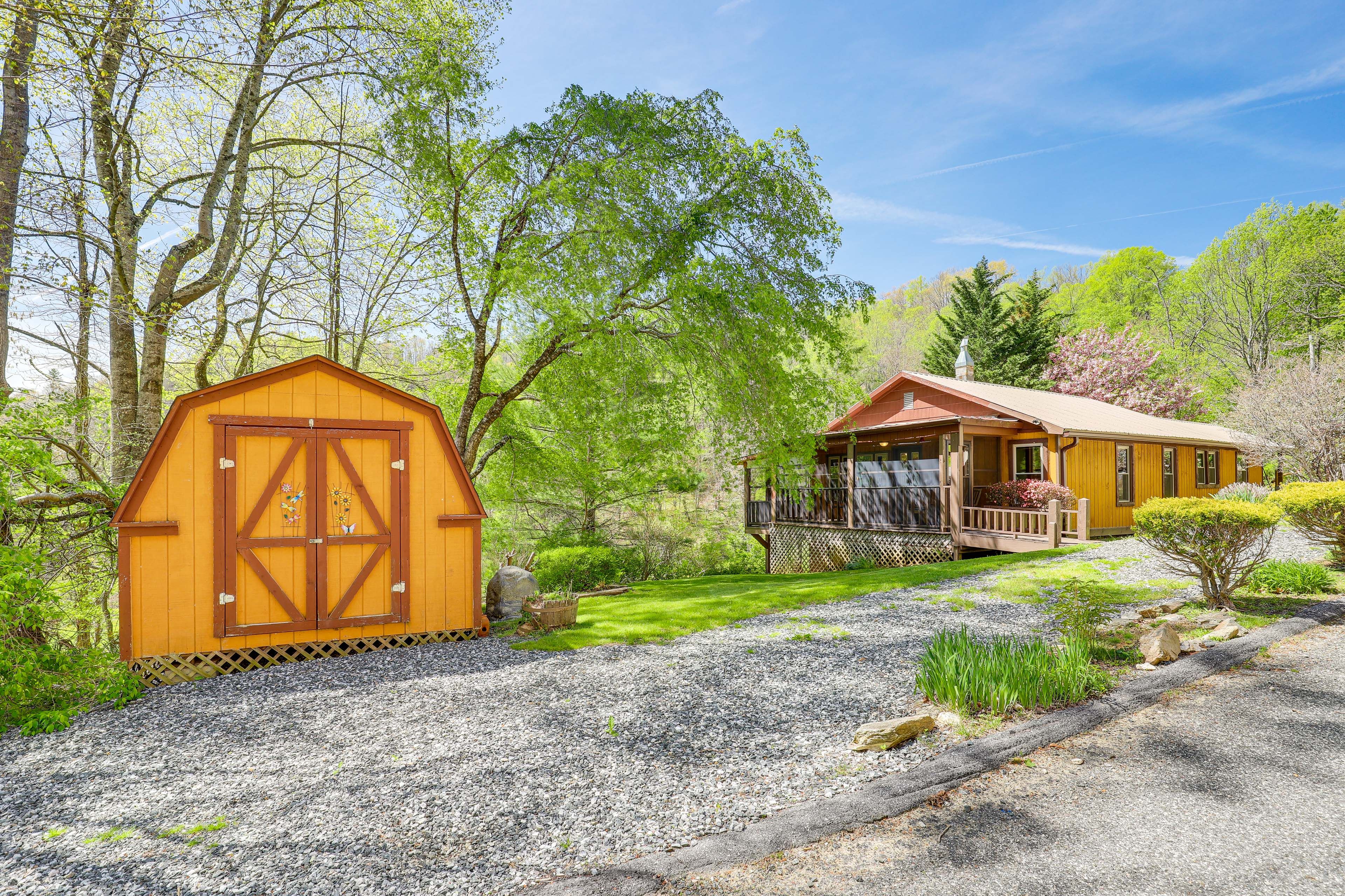 Mars Hill Vacation Rental | 2BR | 1BA | 1,600 Sq Ft | Step-Free Access