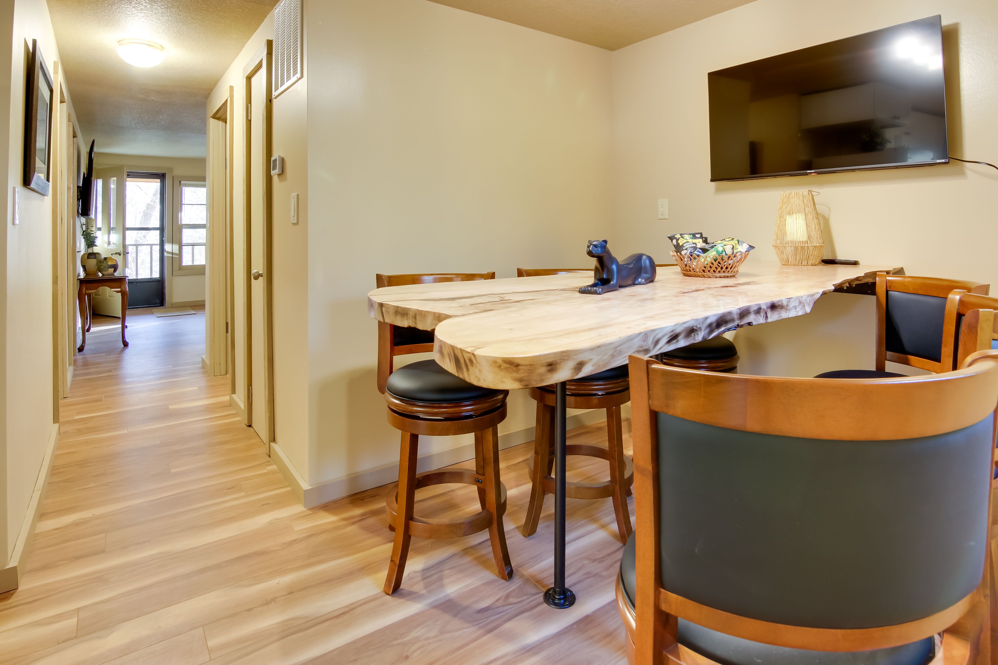 Dining Area | Smart TV