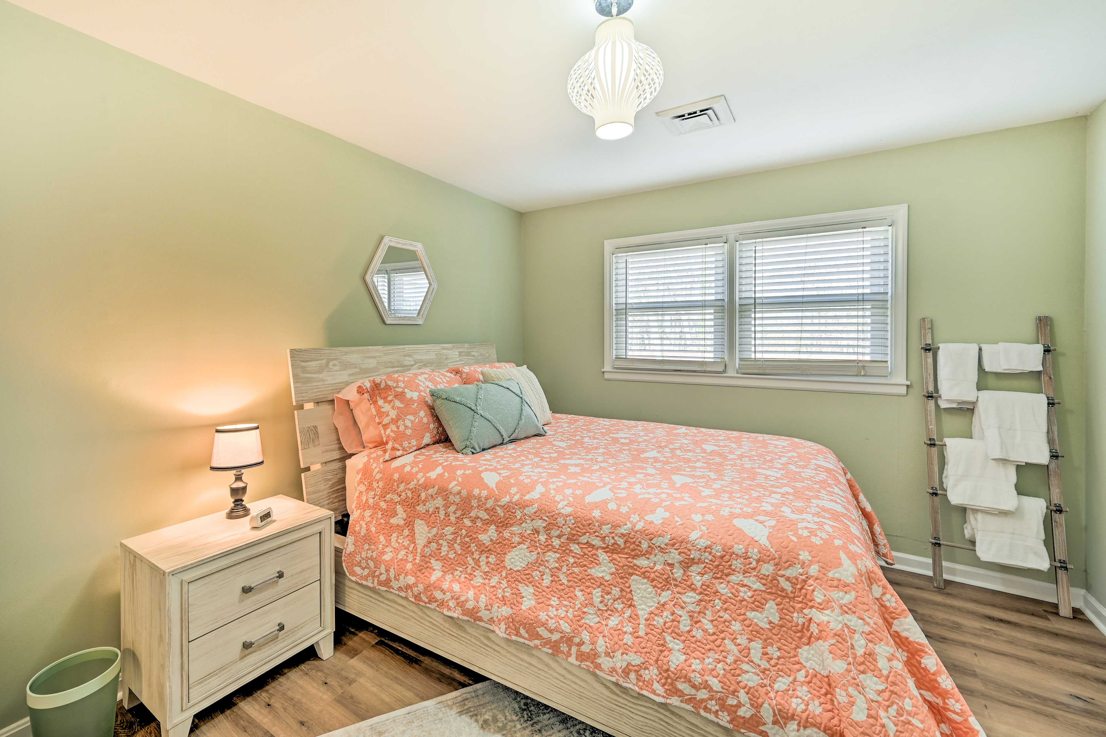 Bedroom 2 | Queen Bed