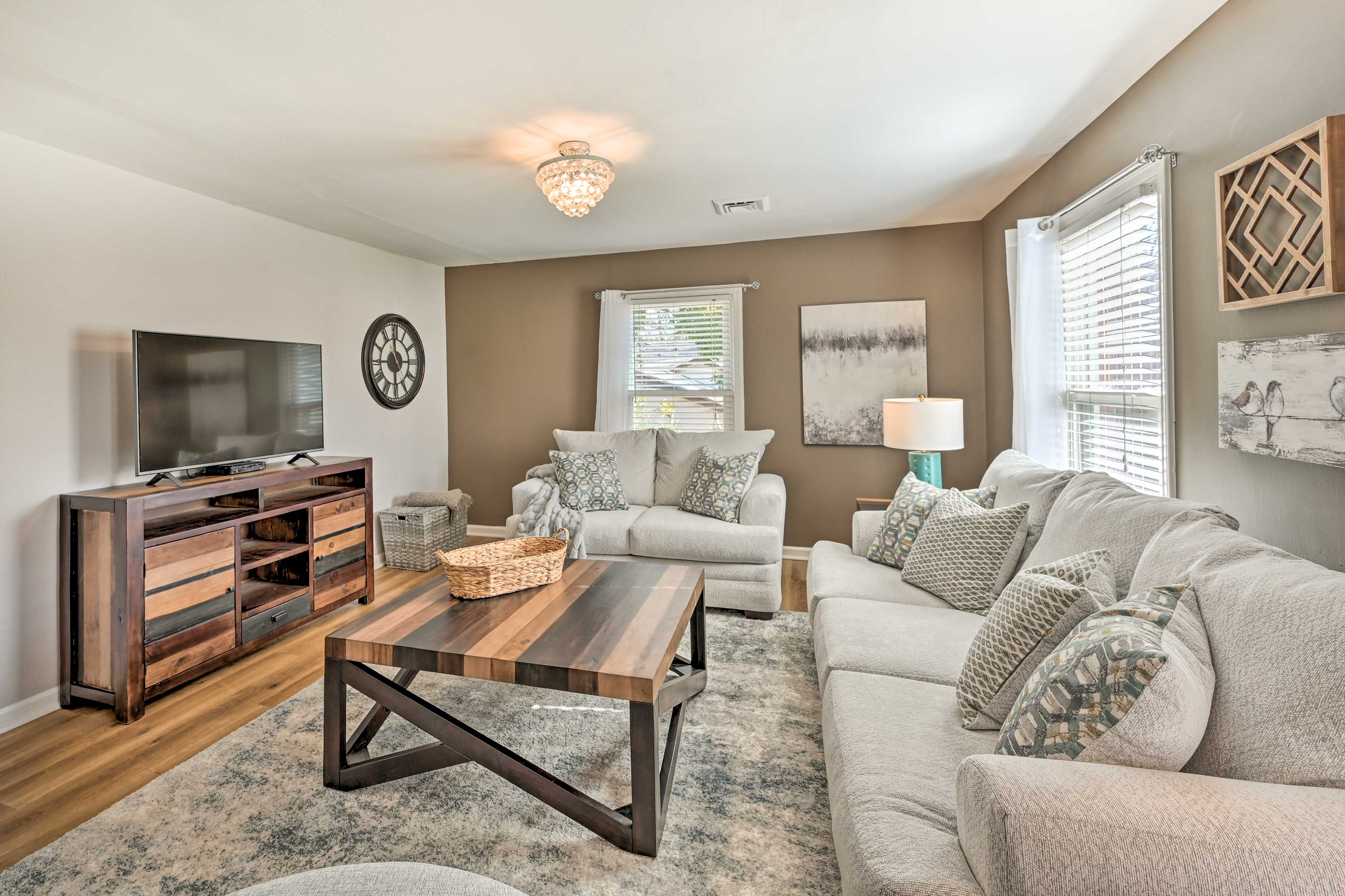 Living Room | Smart TV w/ Cable