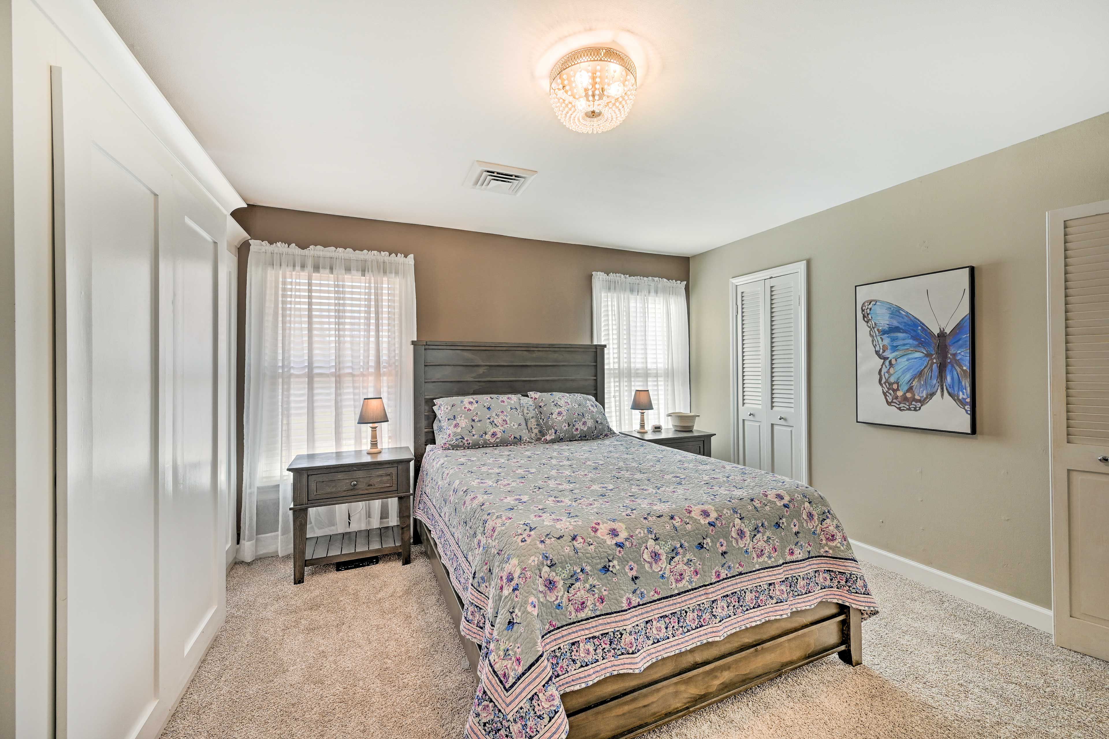 Bedroom 1 | Queen Bed | Linens Provided | En-Suite Bathroom