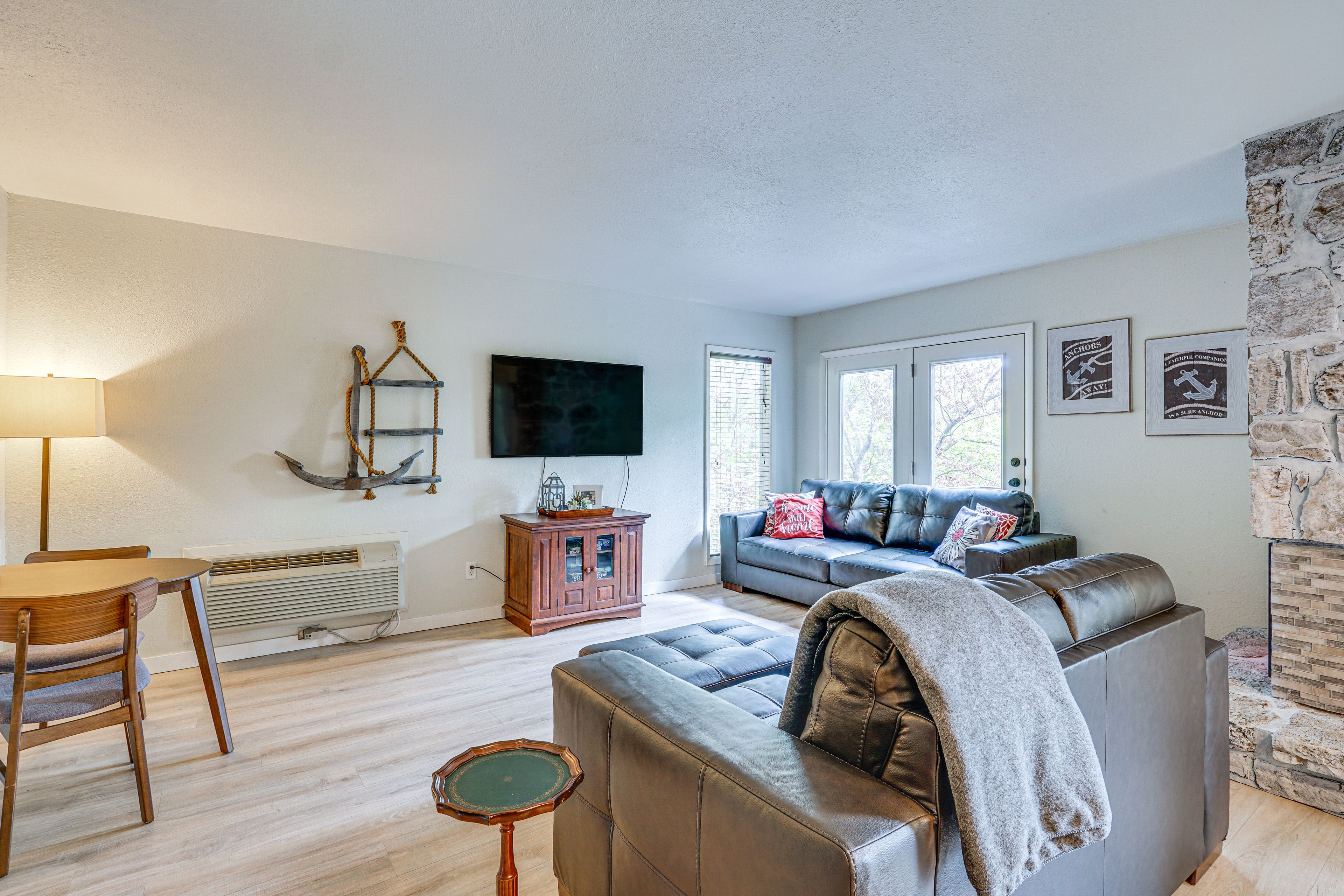 Living Room | Free WiFi | Smart TV | Fireplace