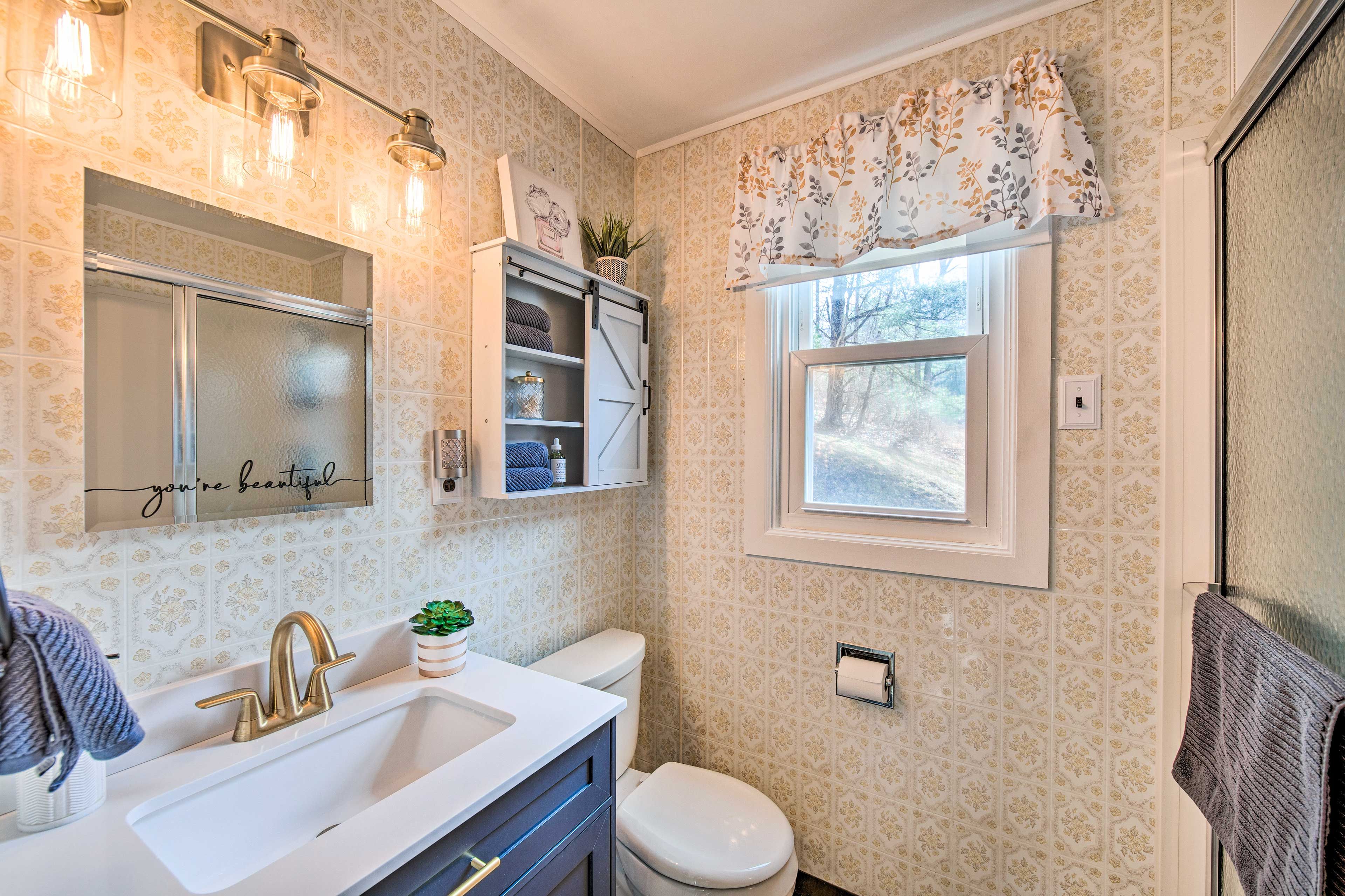 Full Bathroom | 1st Floor | Complimentary Toiletries | Hair Dryer