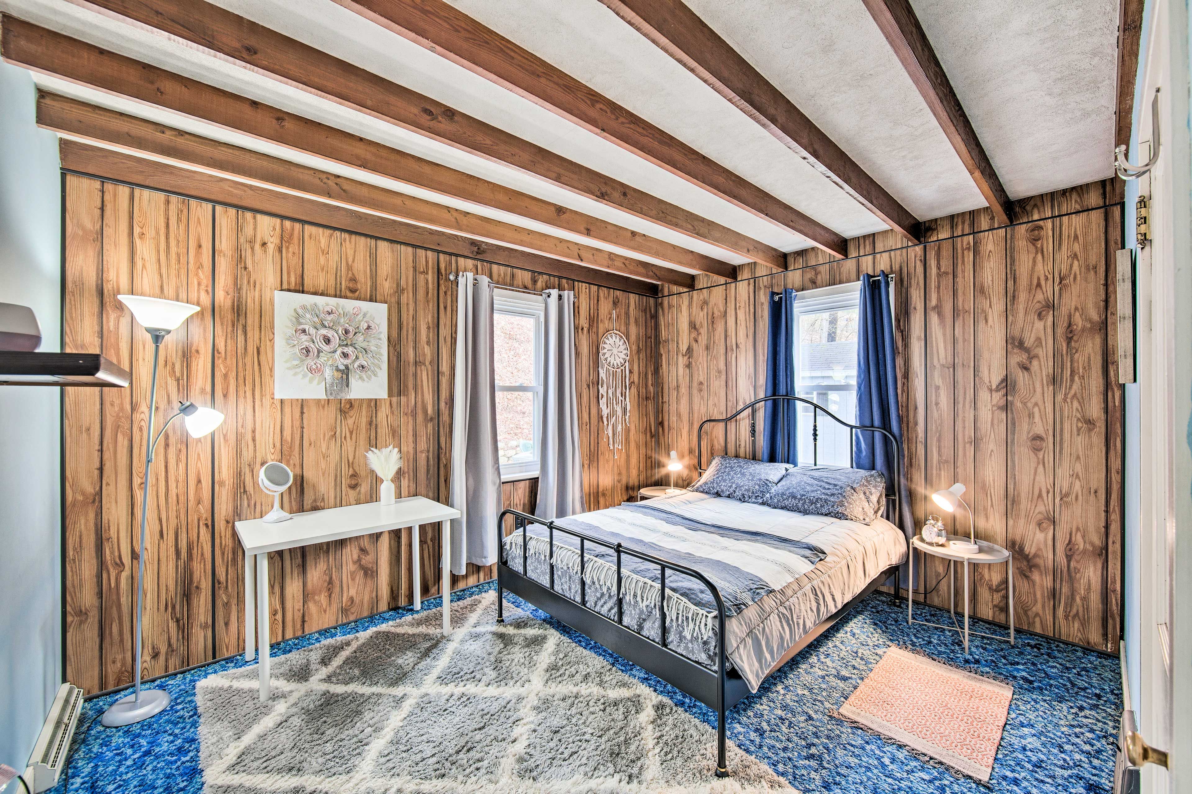 Bedroom 1 | Queen Bed | 1st Floor | Linens Provided