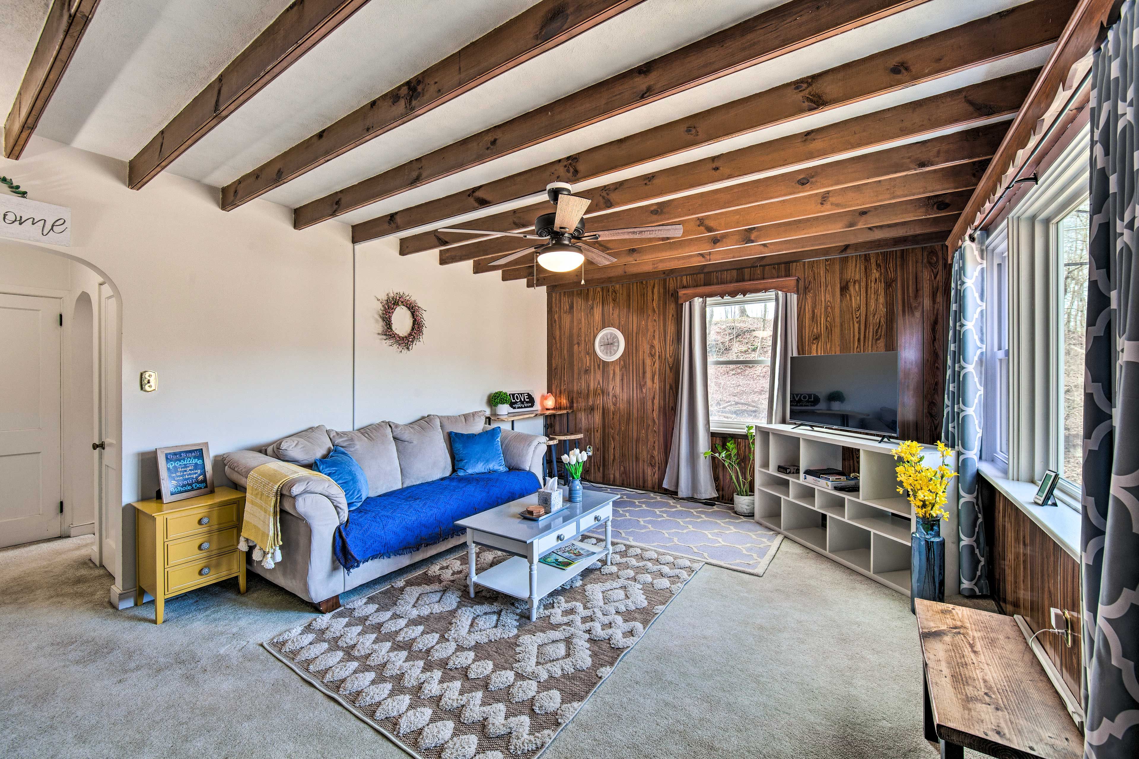 Living Room | 1st Floor | Central Air Conditioning | Smart TV