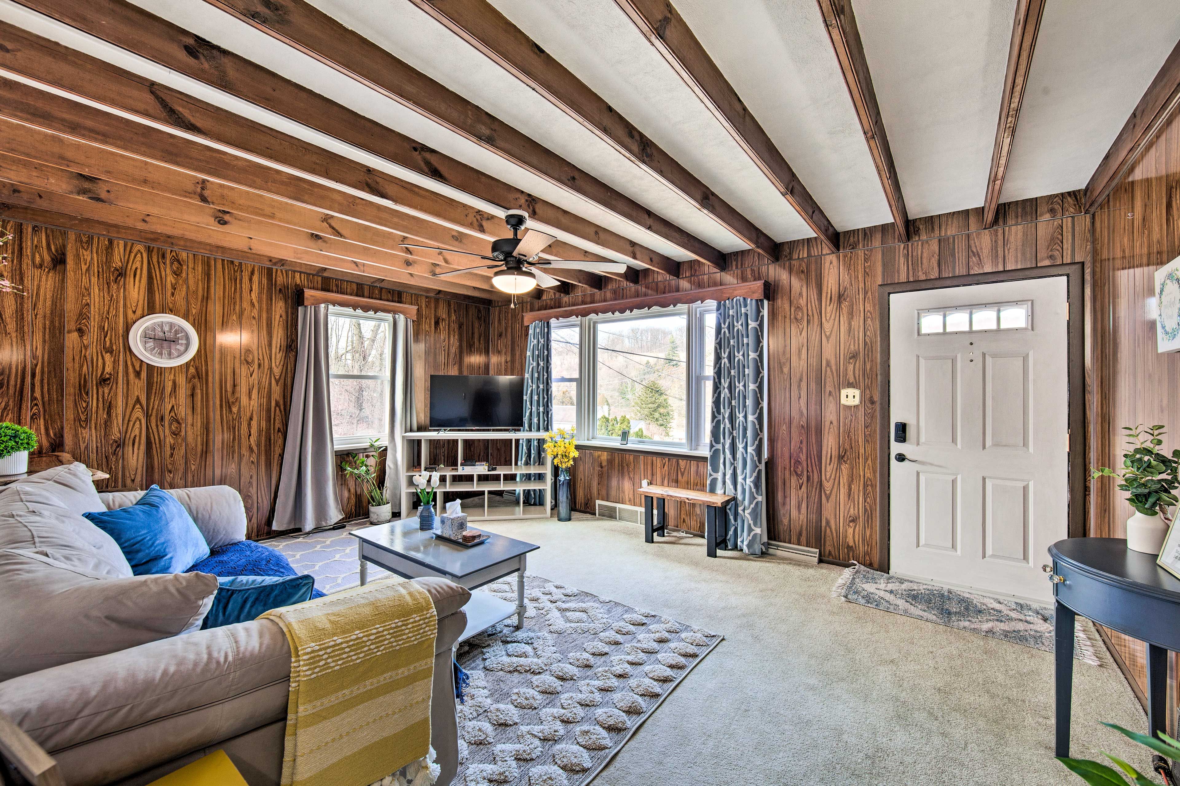 Living Room | Free WiFi | In-Unit Laundry | Golf Course Nearby