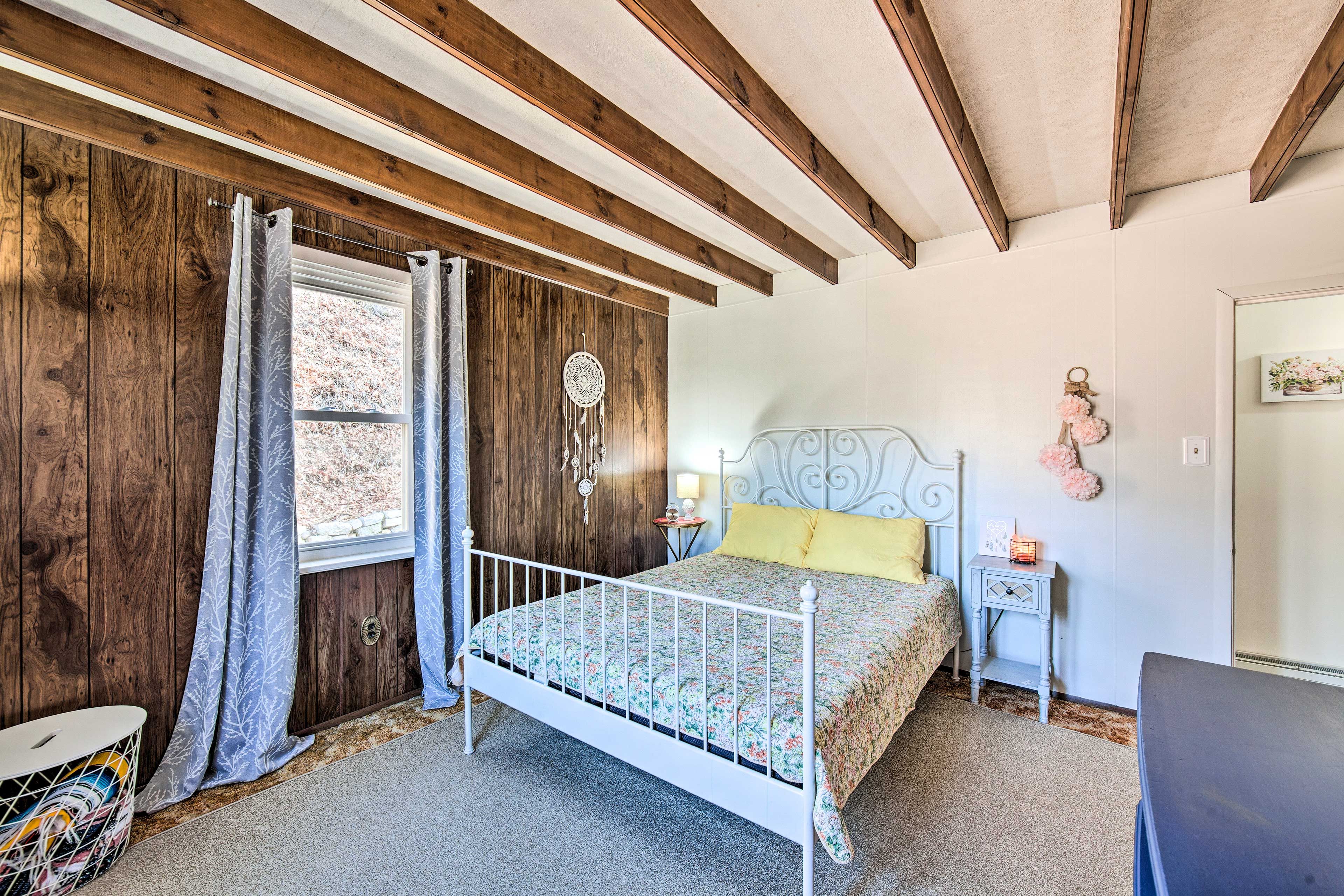 Bedroom 2 | Queen Bed | 1st Floor | Towels Provided