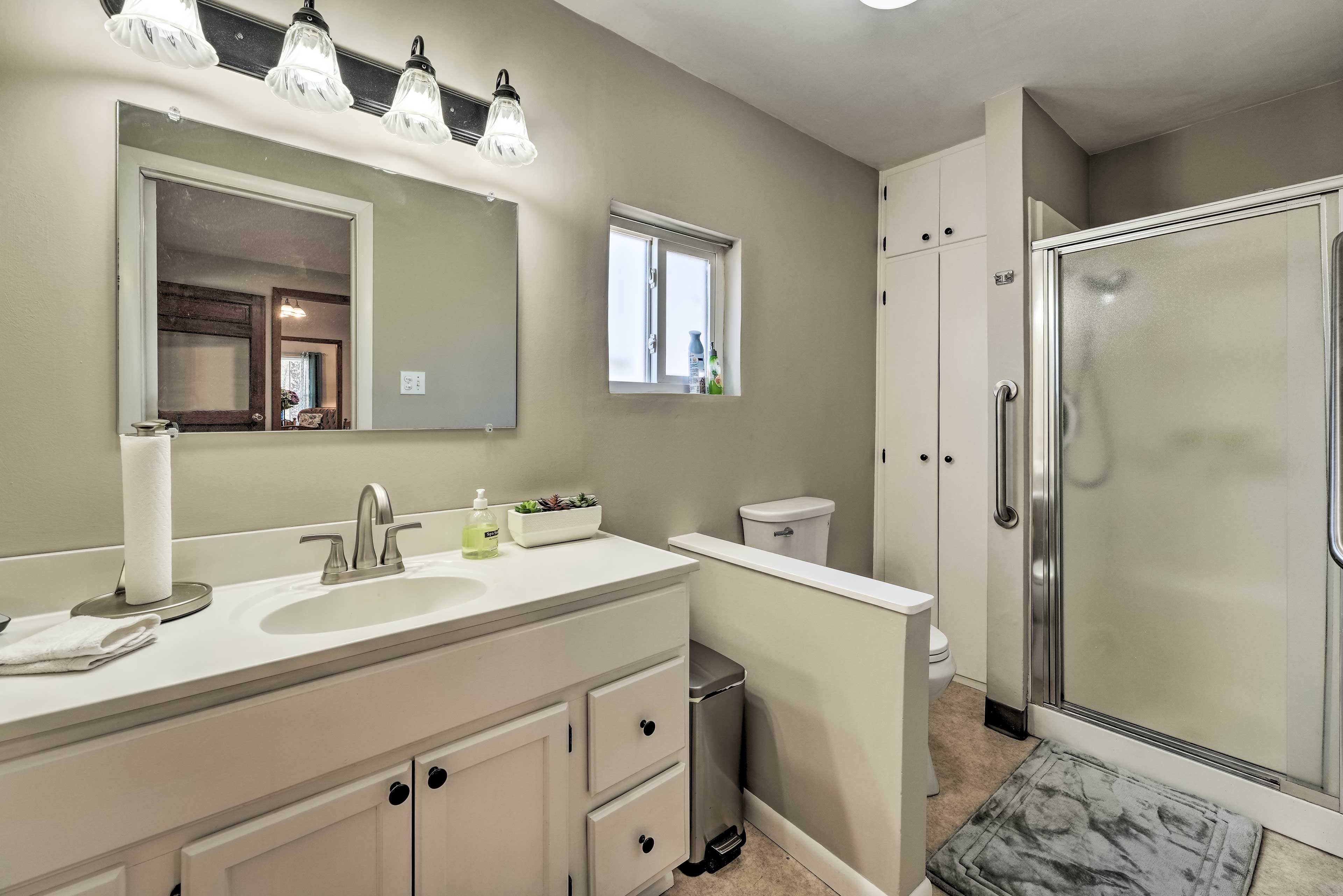 Full Bathroom | Complimentary Toiletries