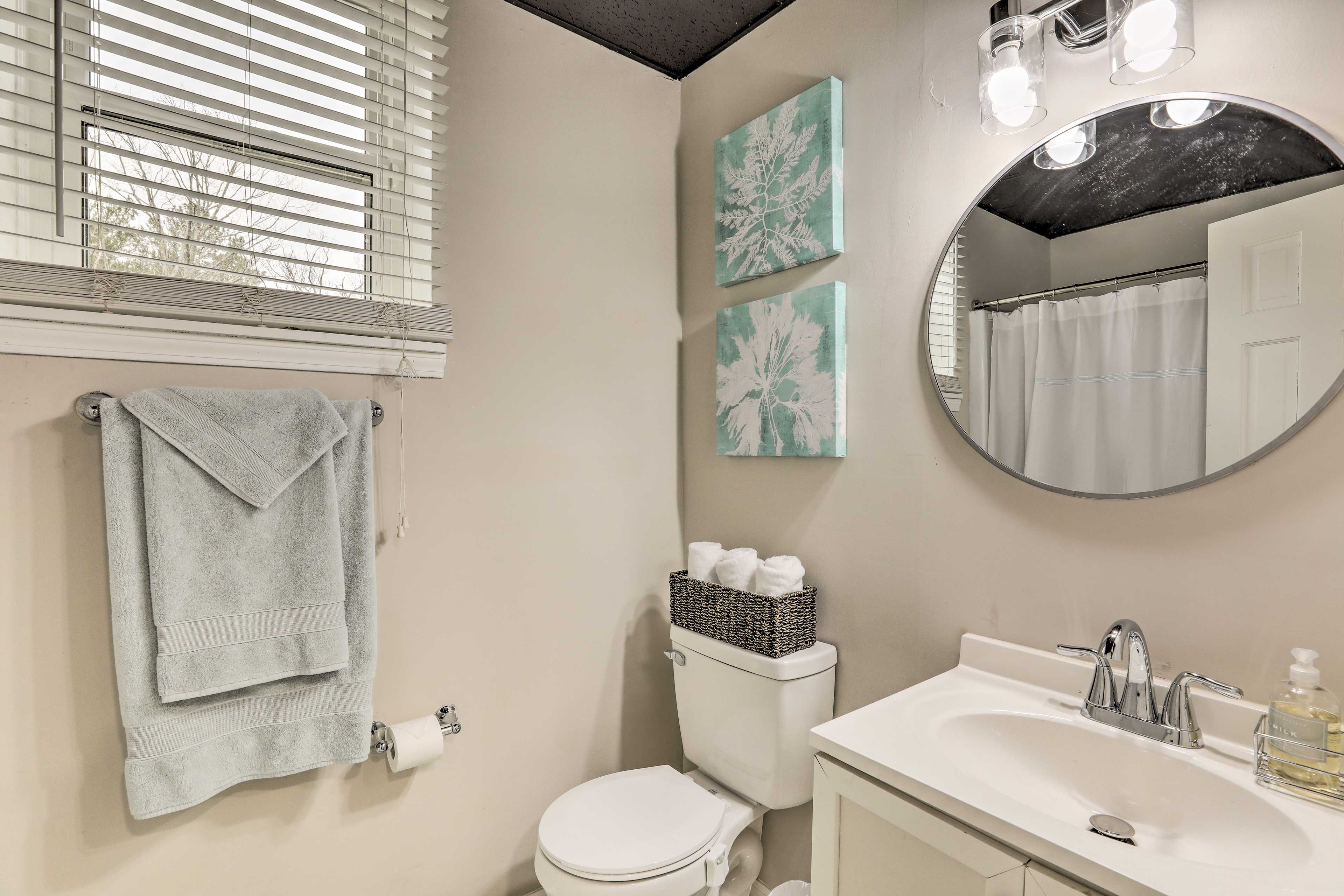 Full Bathroom | Complimentary Toiletries