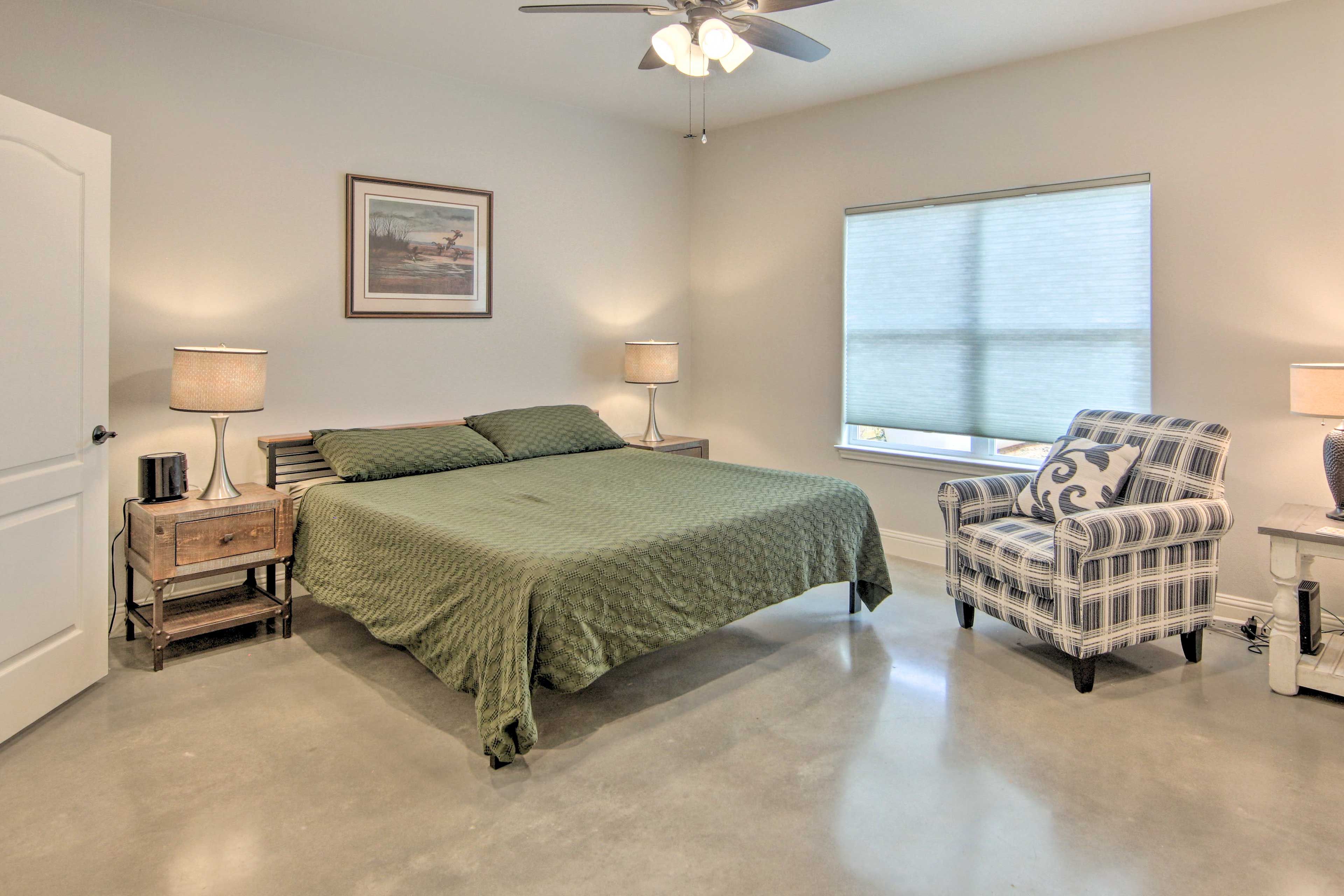 Bedroom Suite 1 | King Bed | Smart TV | En-Suite Bathroom