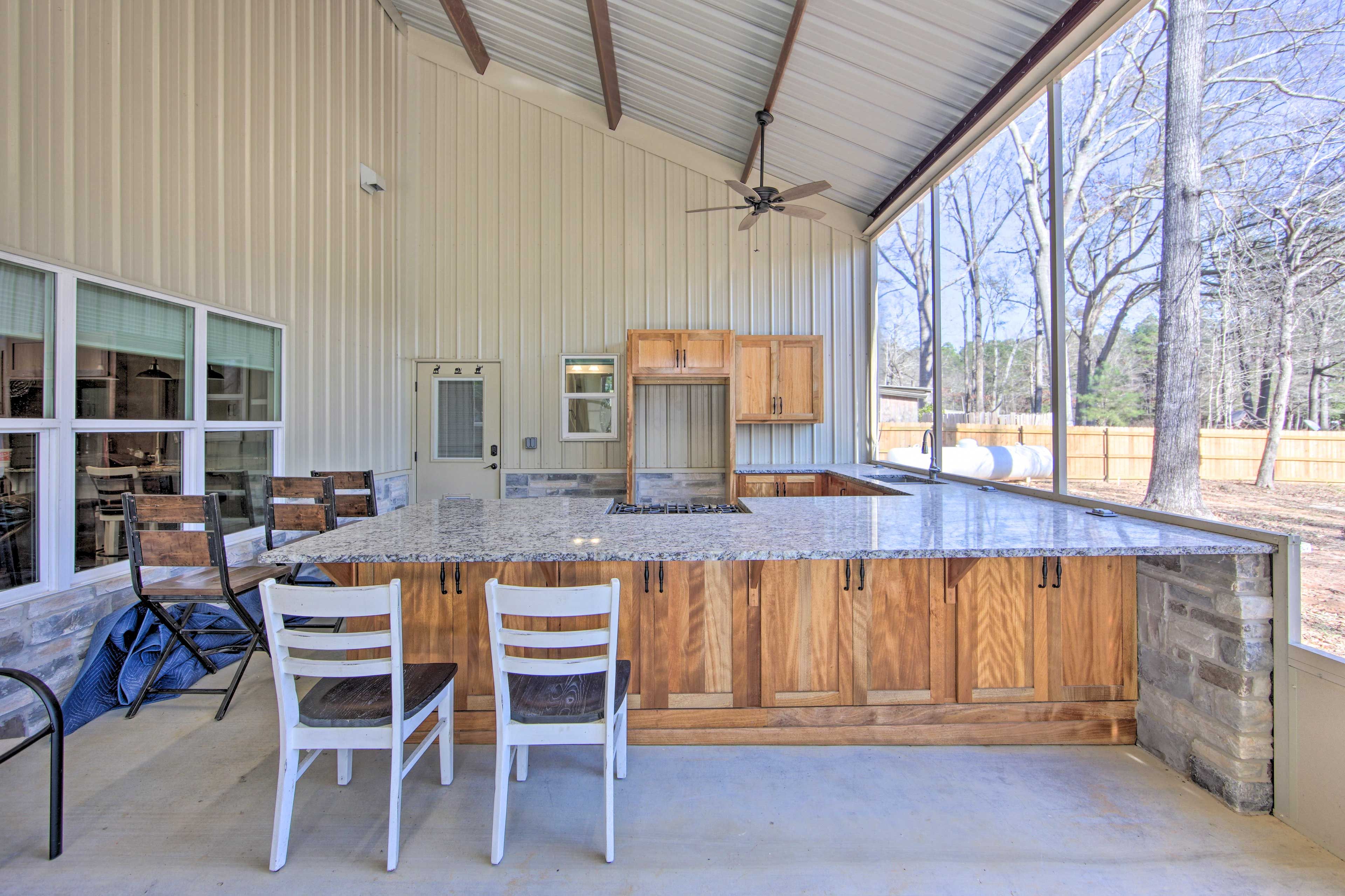 Screened-In Patio | Outdoor Kitchen | Smart TV | Gas Grill