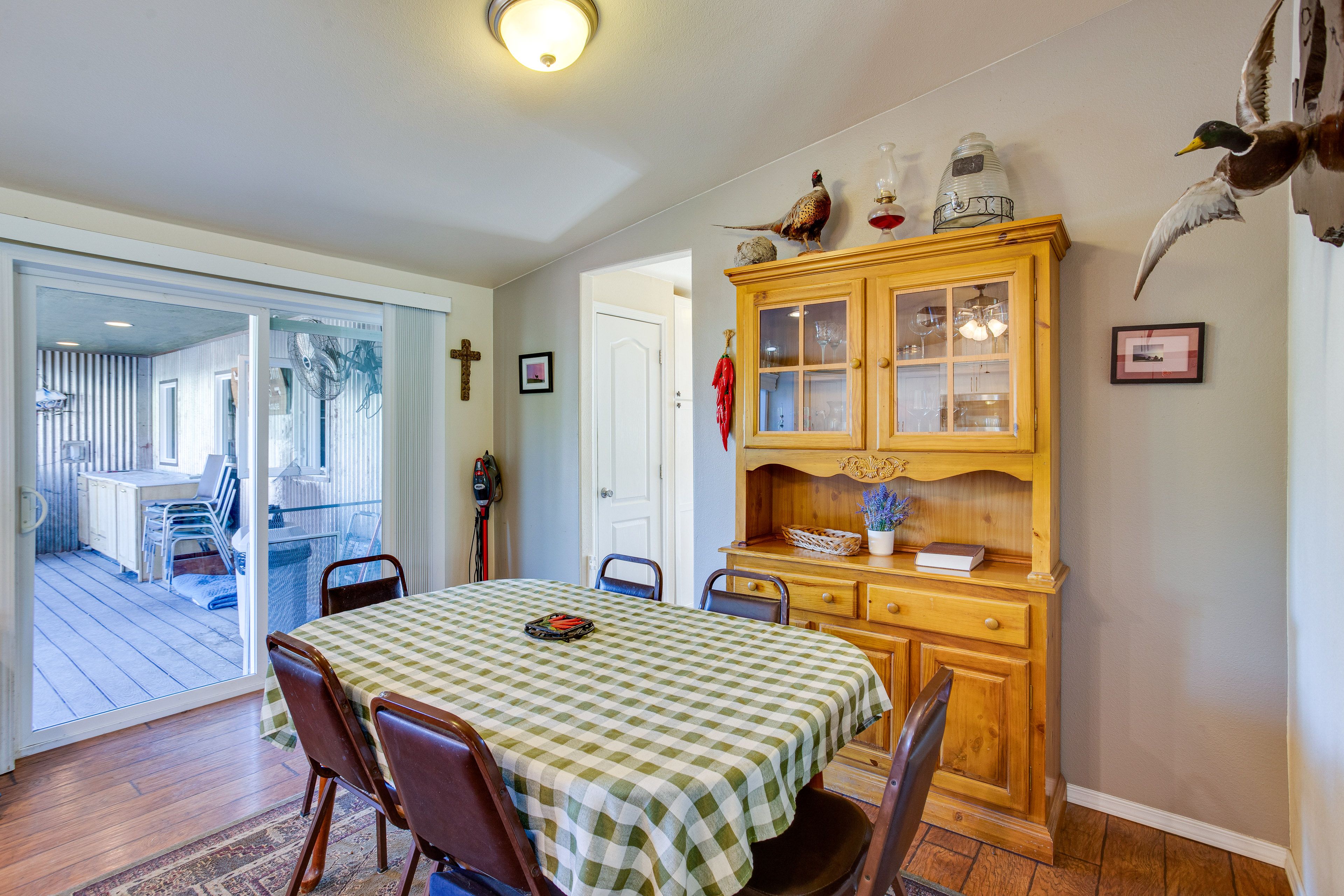 Dining Area | Dishware & Flatware Provided | Central A/C
