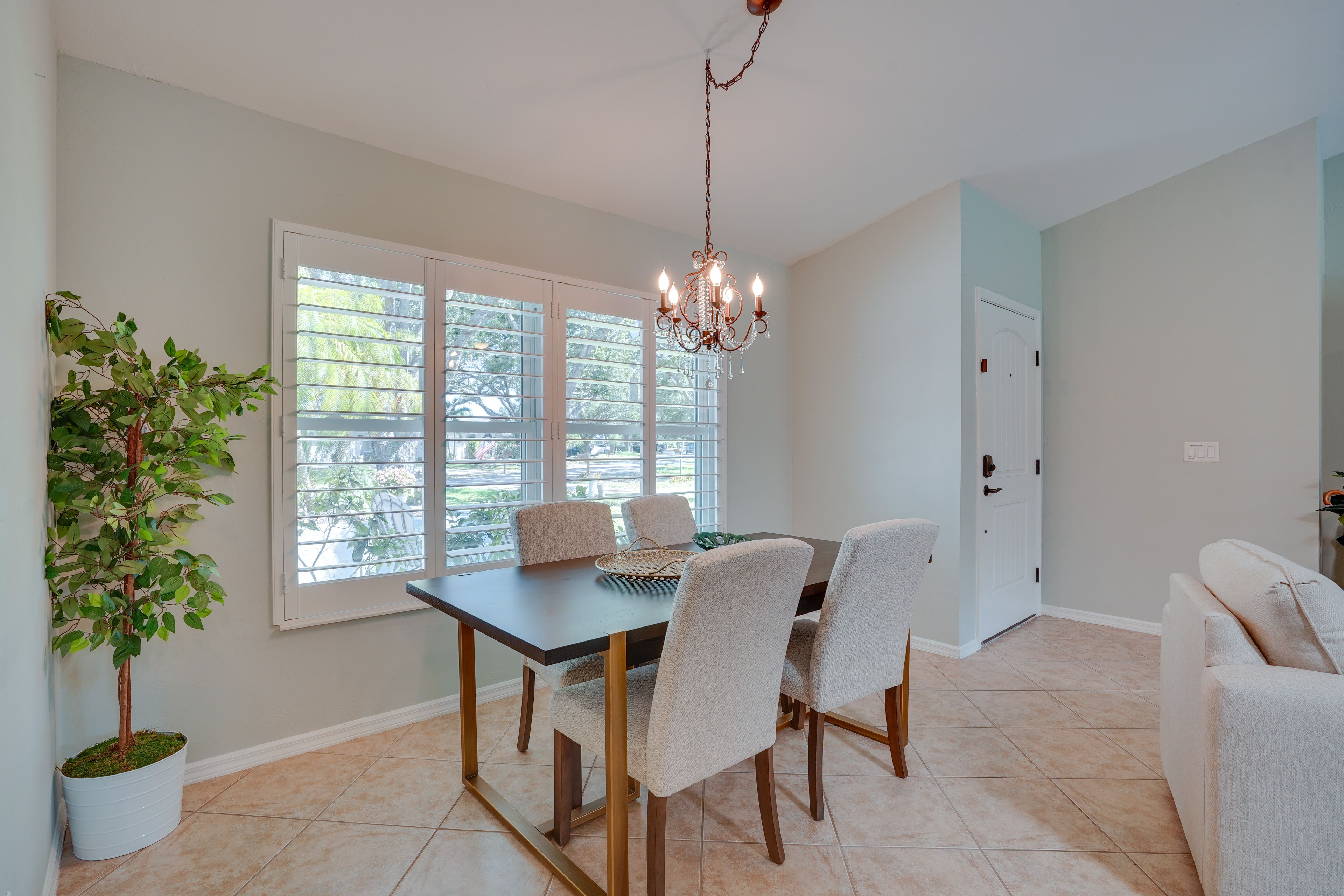 Dining Area | Dishware & Flatware Provided