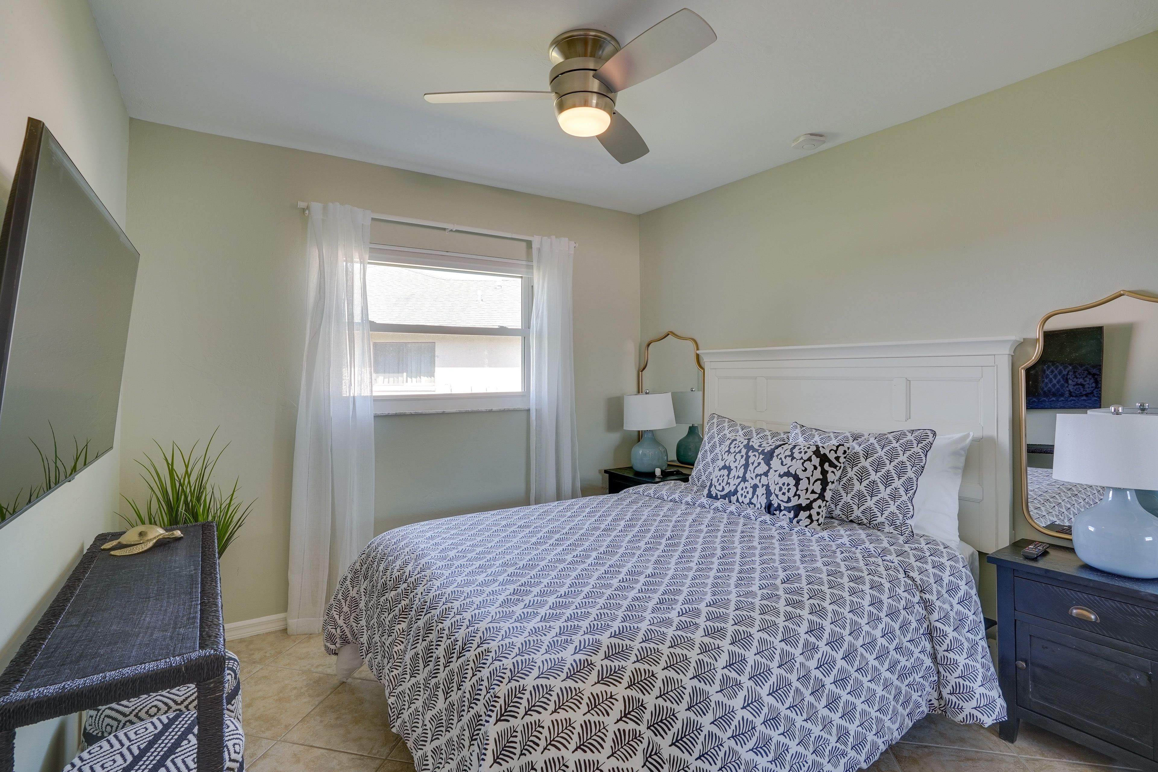 Bedroom 3 | Queen Bed