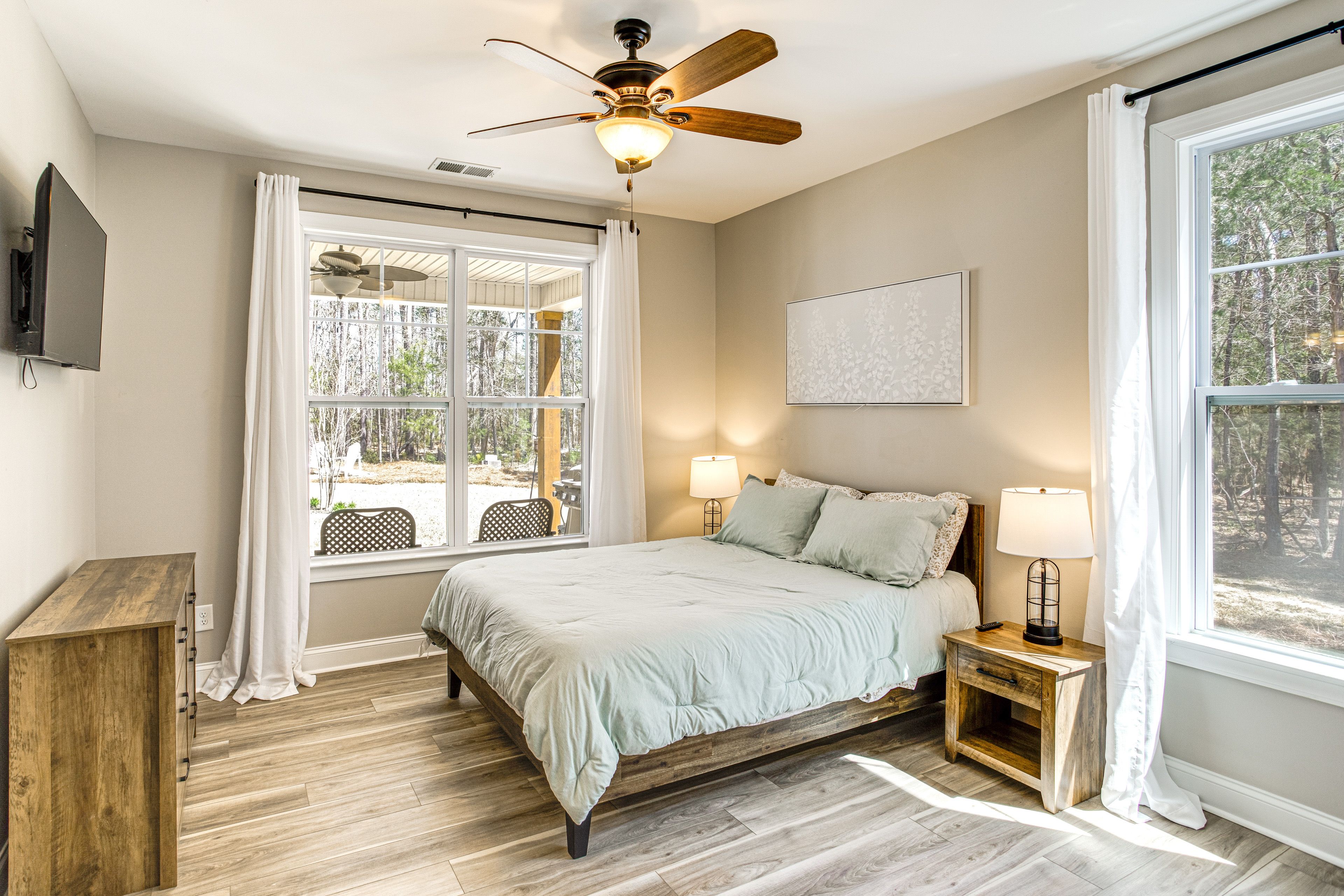 Bedroom 1 | Queen Bed | Smart TV