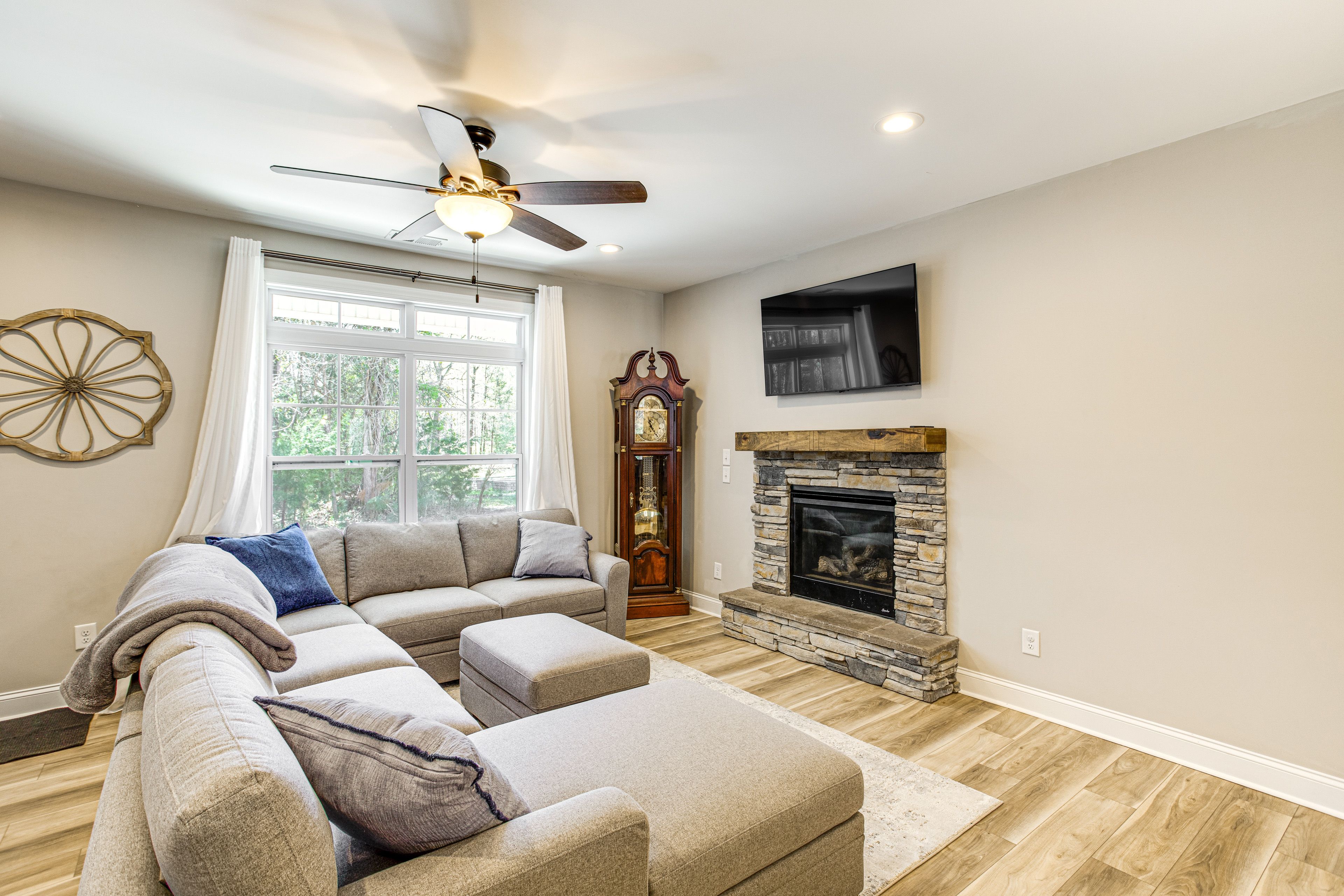 Living Room | Smart TV | Free WiFi | Central A/C & Heating