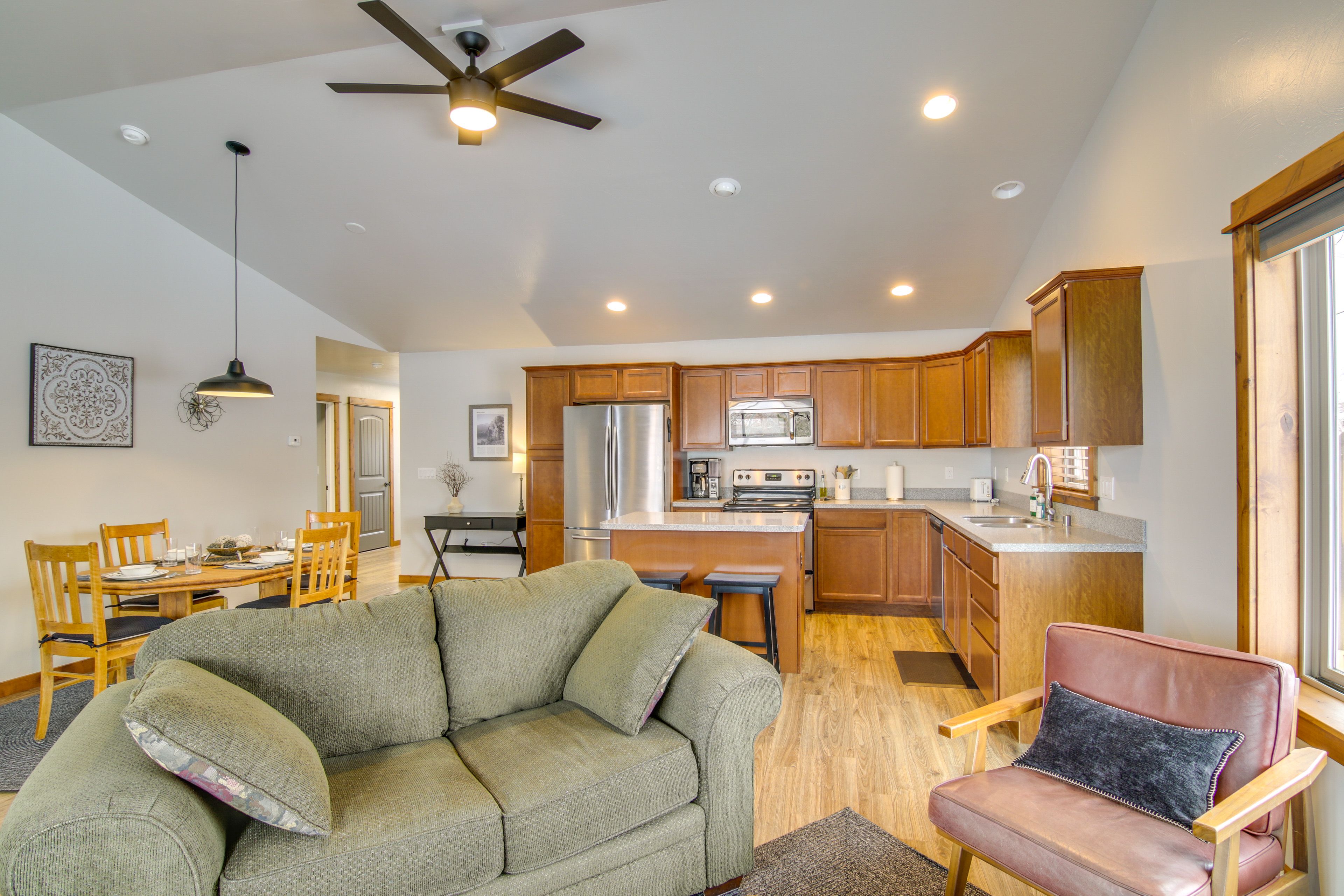 Living Room | Free WiFi | Smart TV | Gas Fireplace | Central Heat
