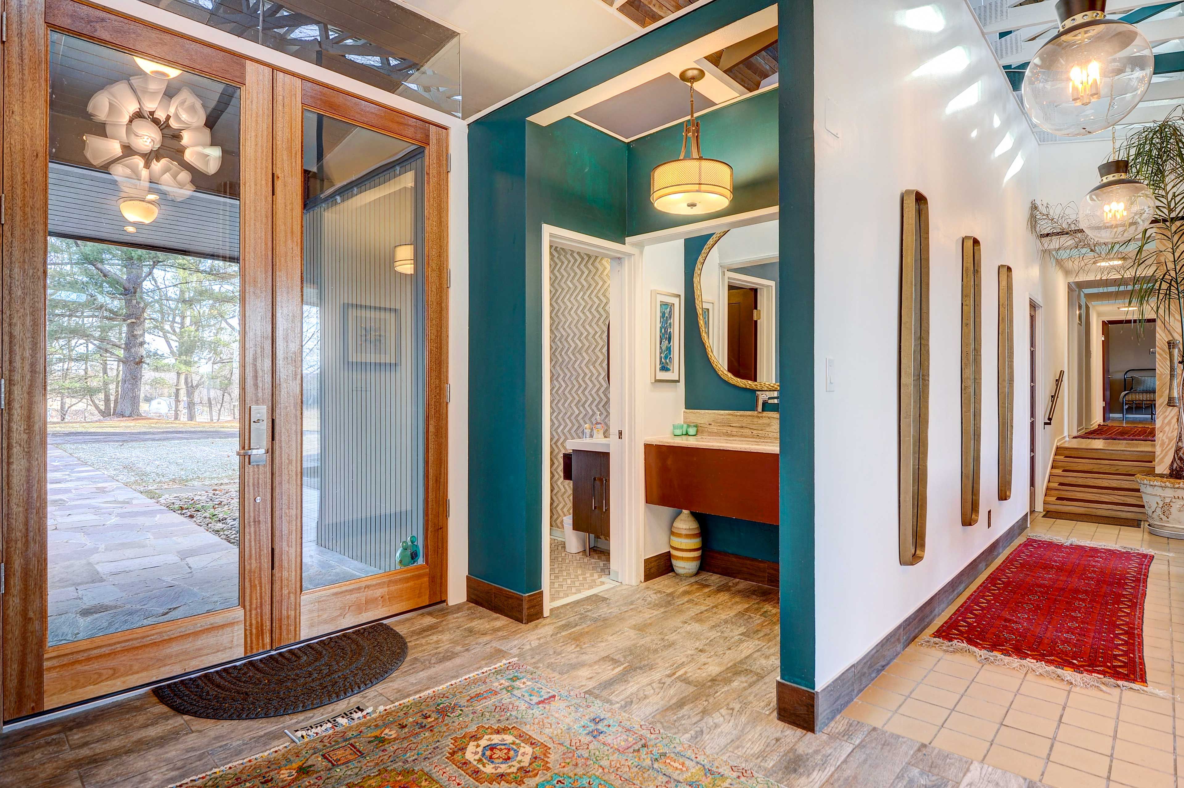 Half Bathroom | Towels Provided