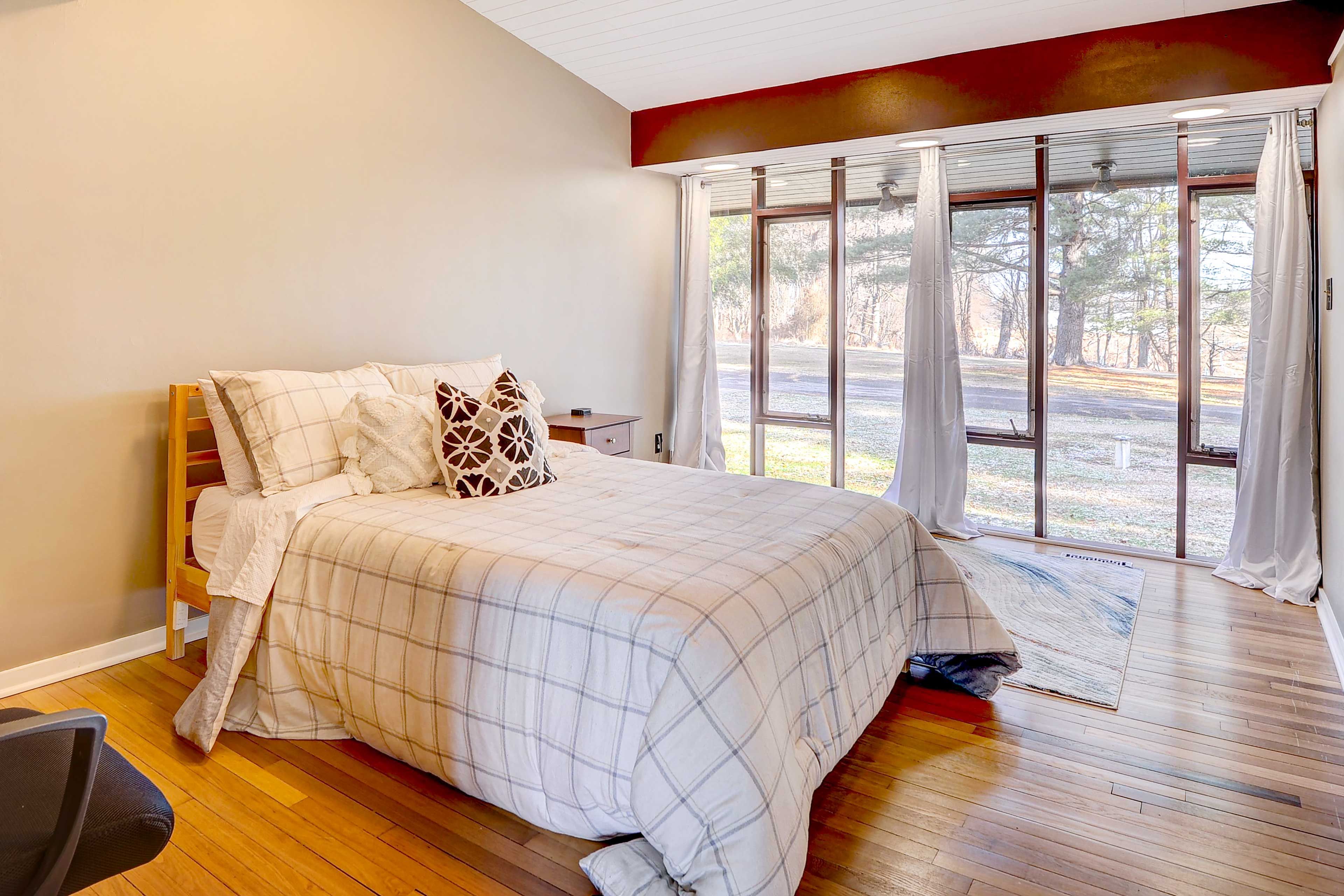 Bedroom 2 | Full Bed | Hangers