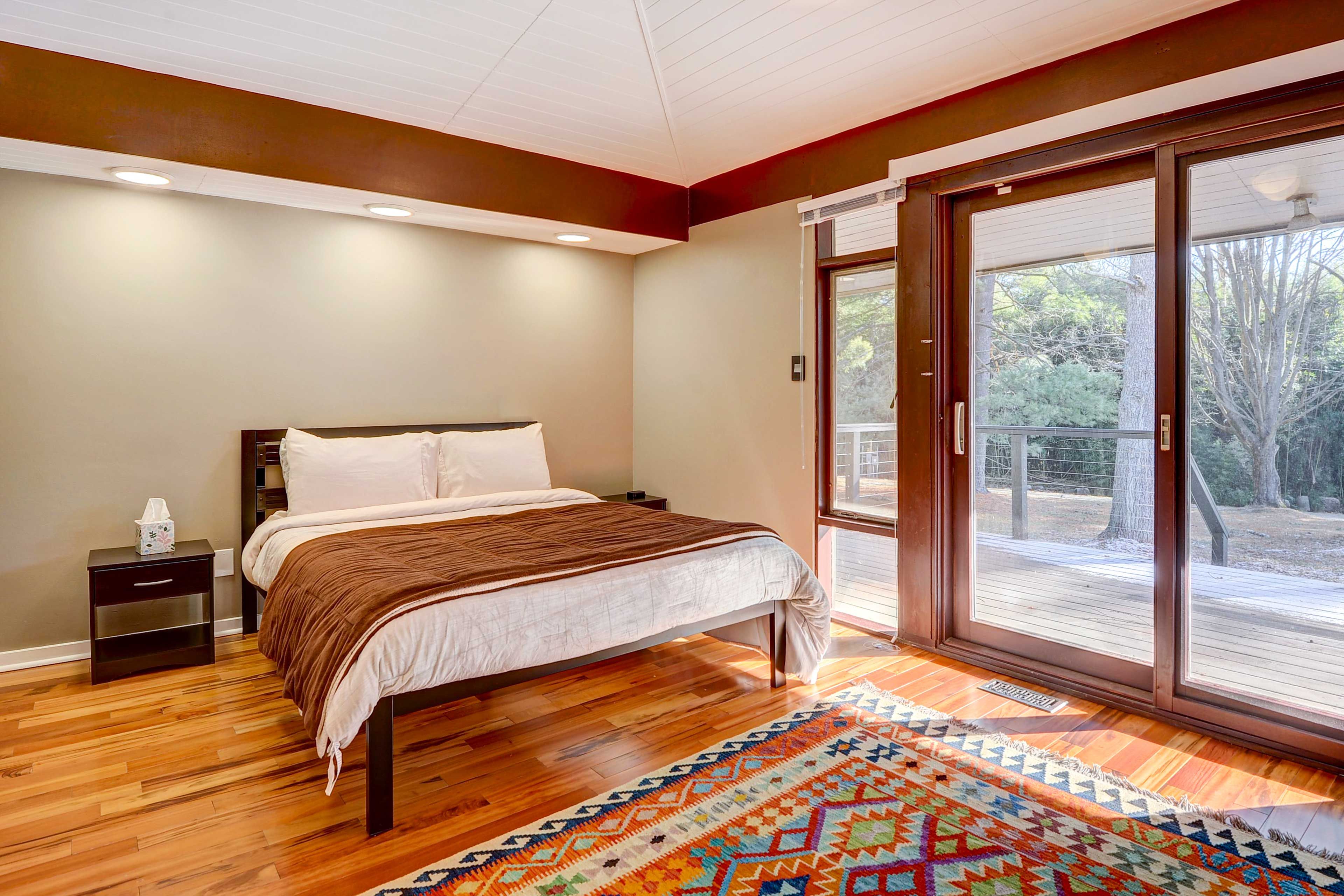 Bedroom 1 | Queen Bed | Linens Provided | En-Suite Bathroom
