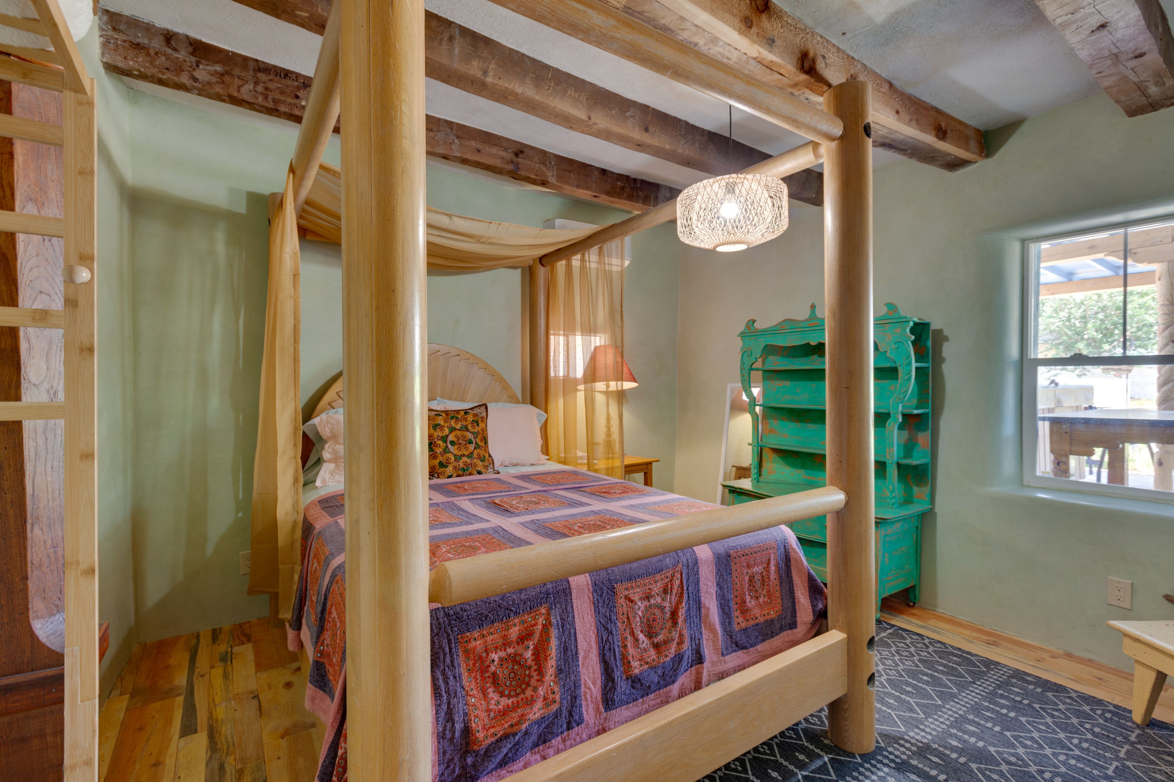 Bedroom 1 | Queen Bed