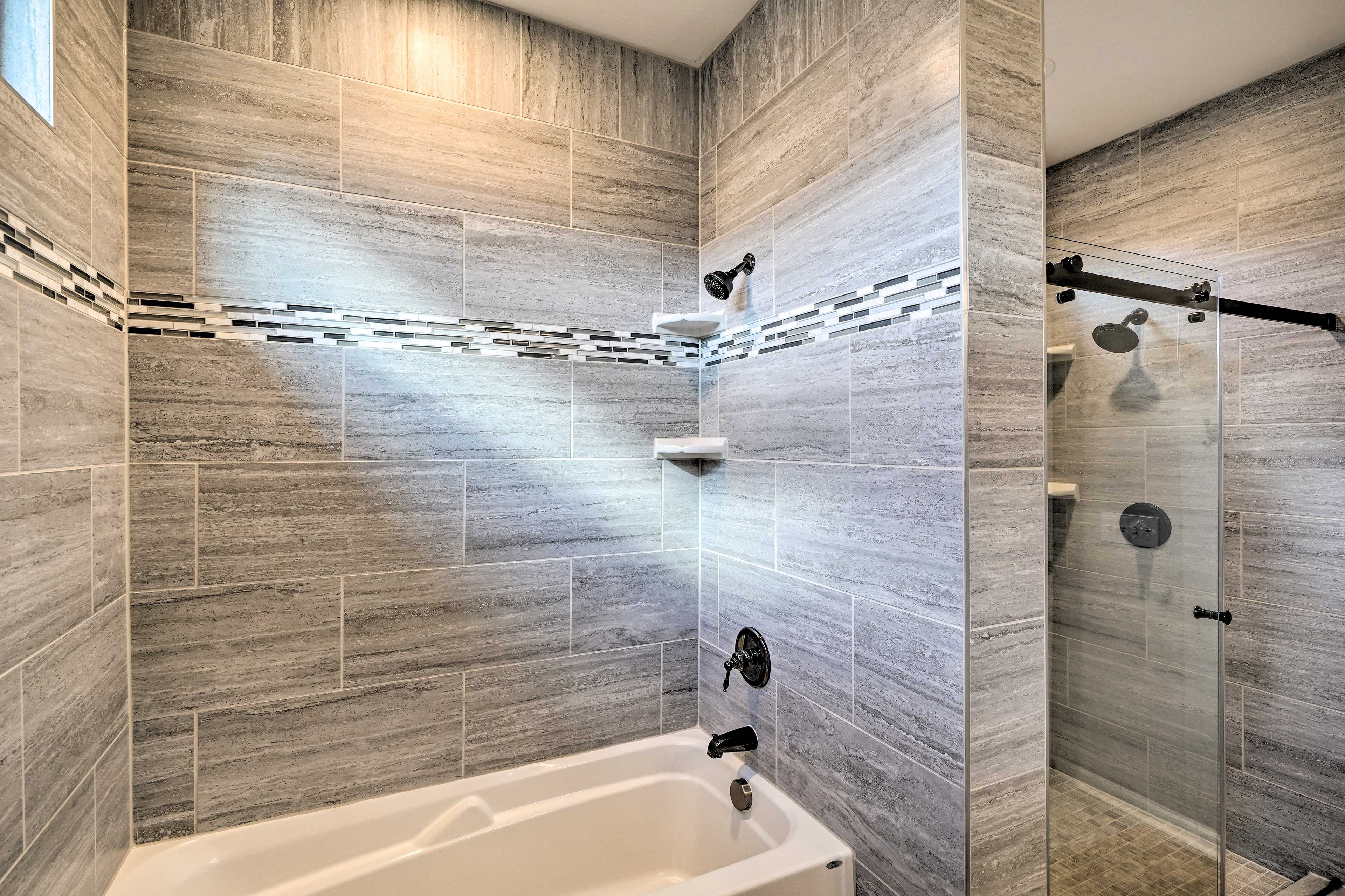 Full En-Suite Bathroom | Complimentary Toiletries | Towels Provided
