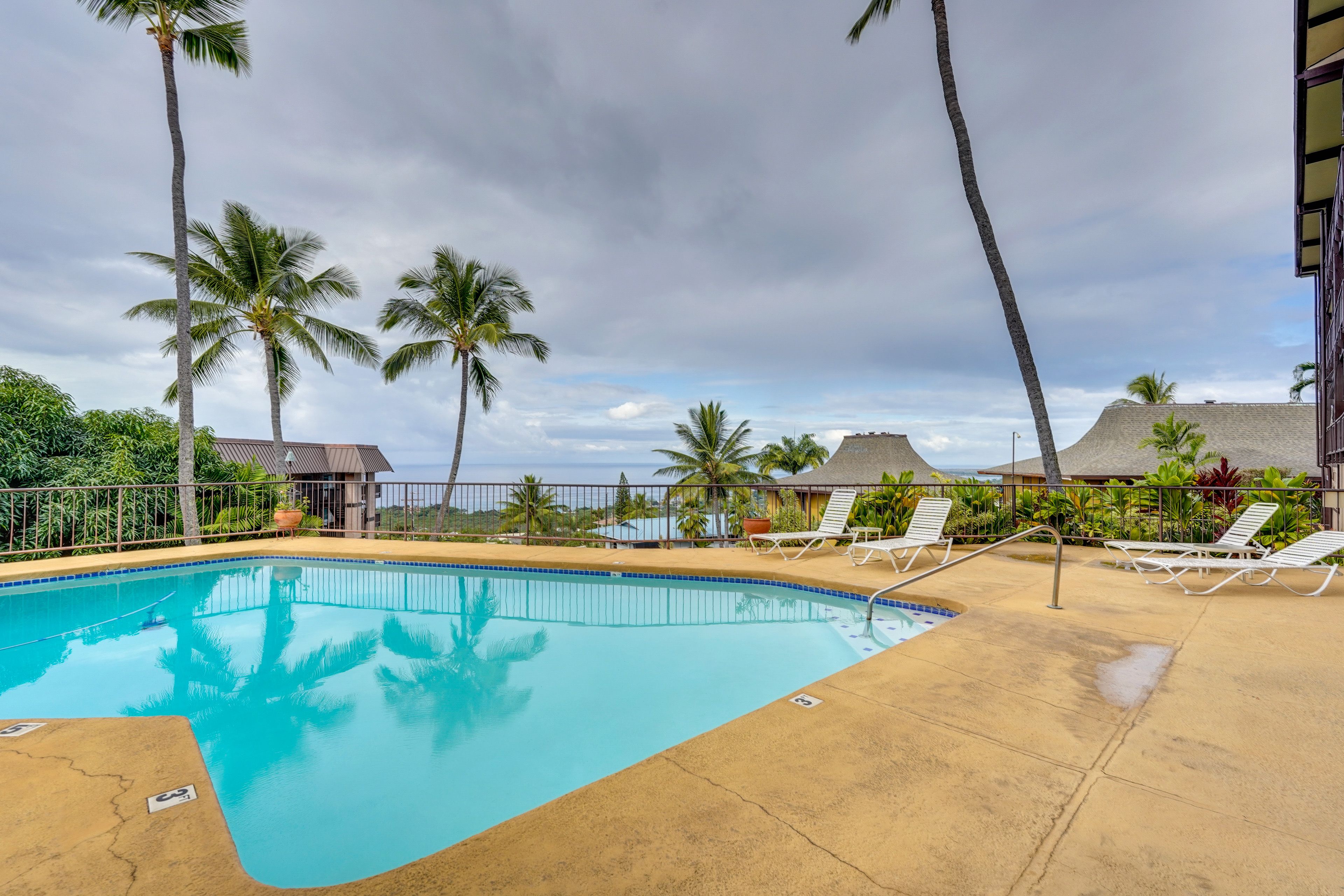 Community Outdoor Pool | Outdoor Kitchen | Gas Grill